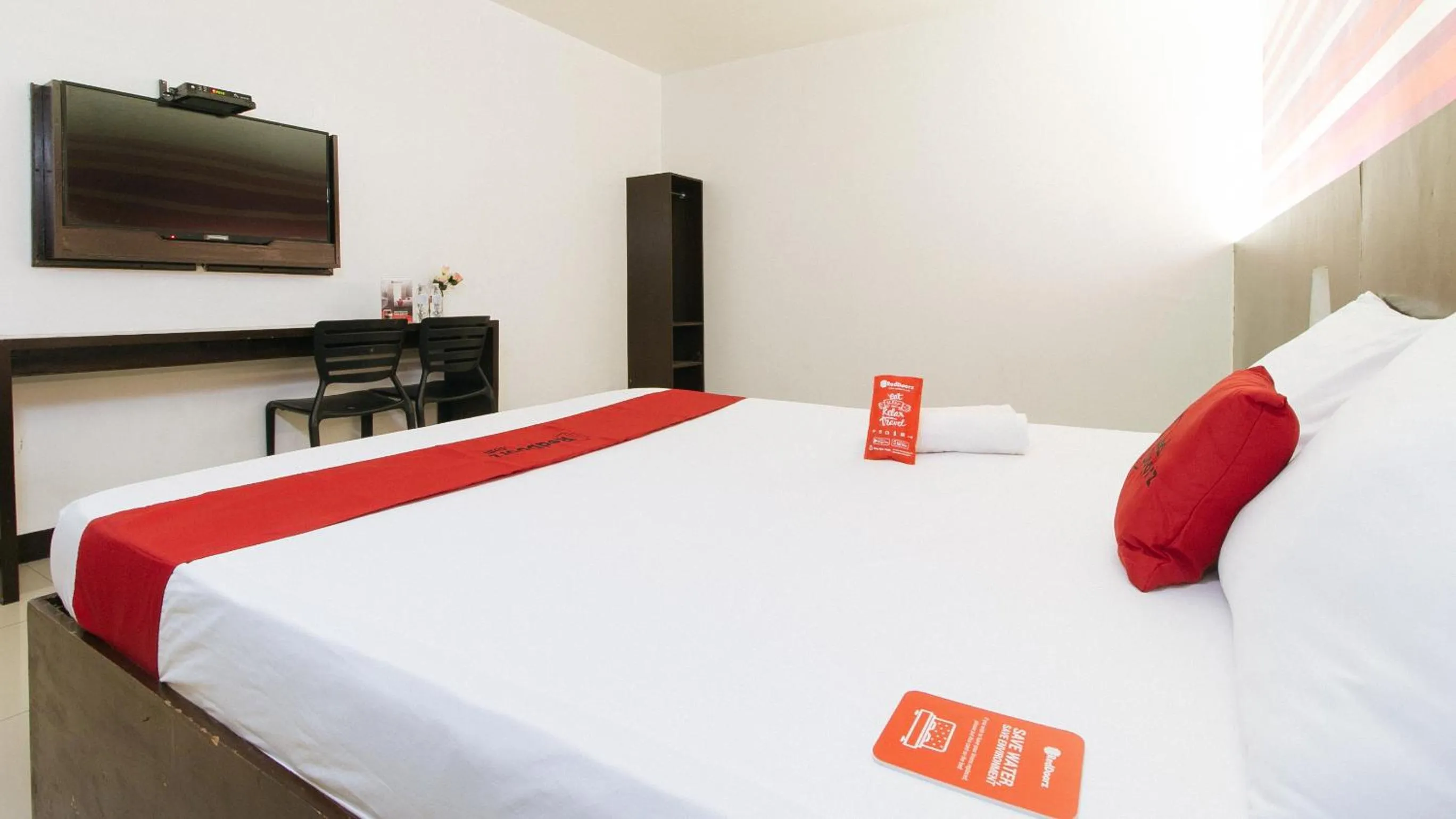 TV and multimedia, Bed in RedDoorz @ EL Highway Hotel Bulacan