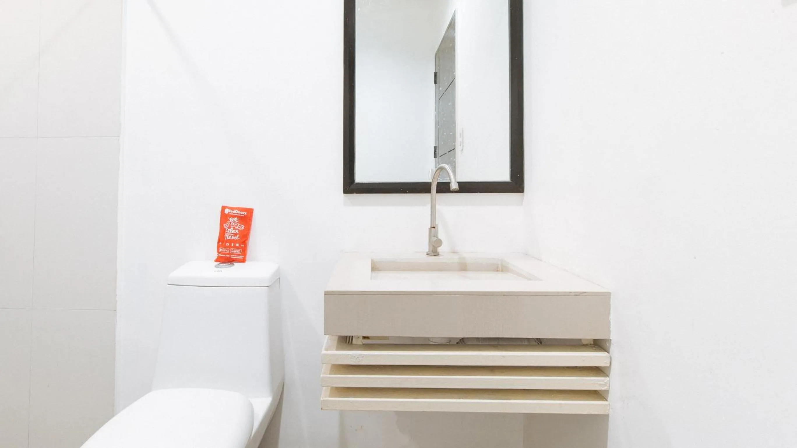 Bathroom in RedDoorz @ EL Highway Hotel Bulacan