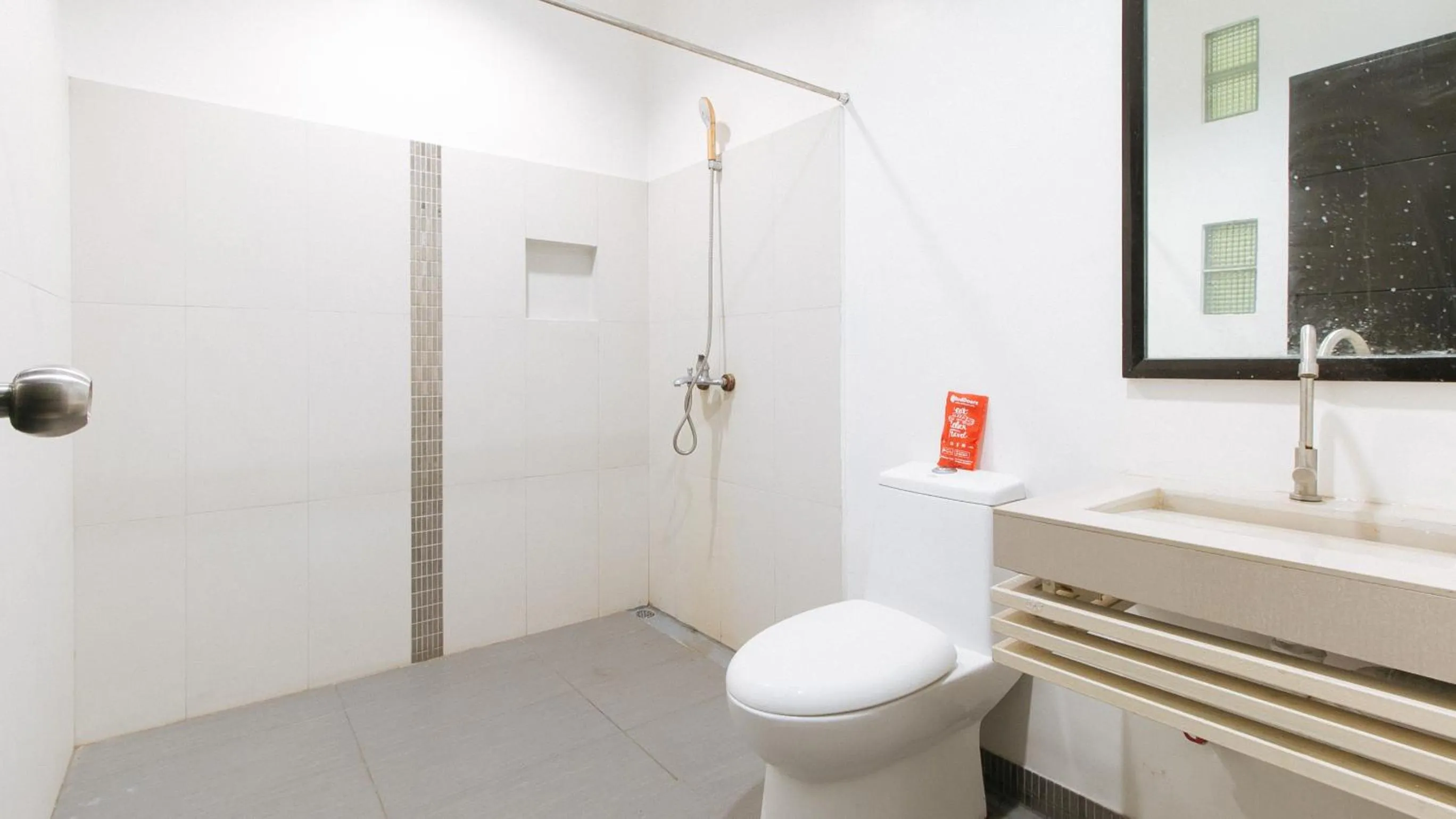 Shower in RedDoorz @ EL Highway Hotel Bulacan