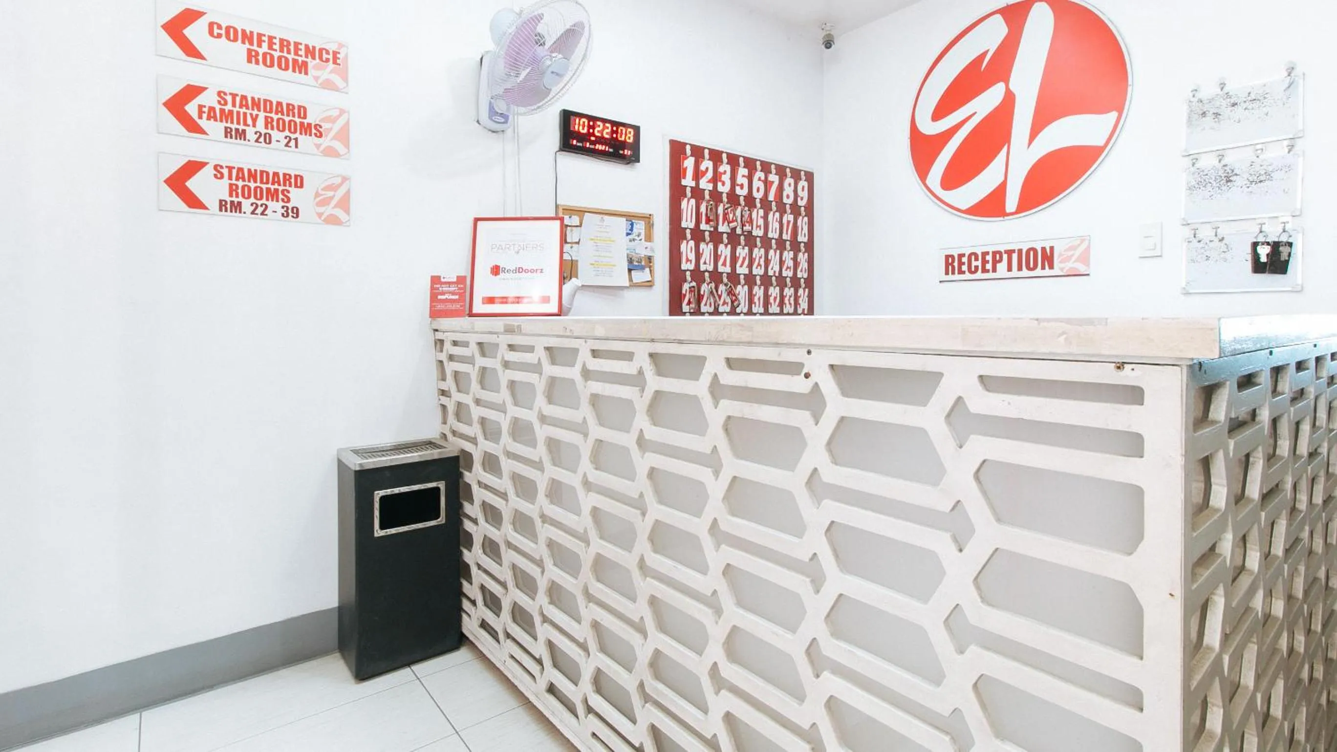 Lobby or reception in RedDoorz @ EL Highway Hotel Bulacan