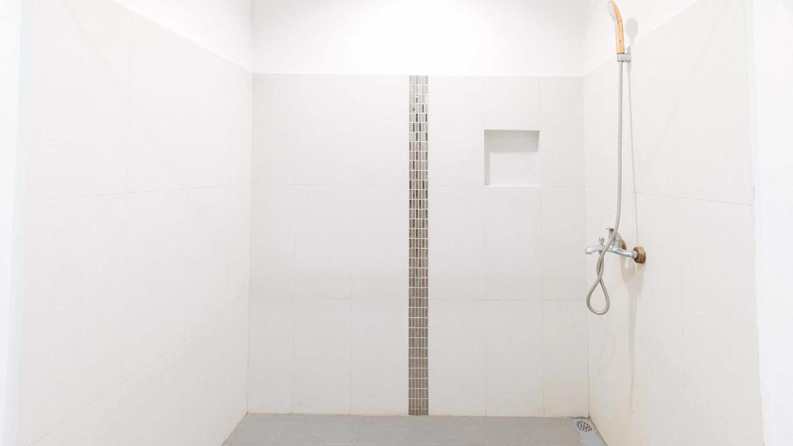 Shower in RedDoorz @ EL Highway Hotel Bulacan