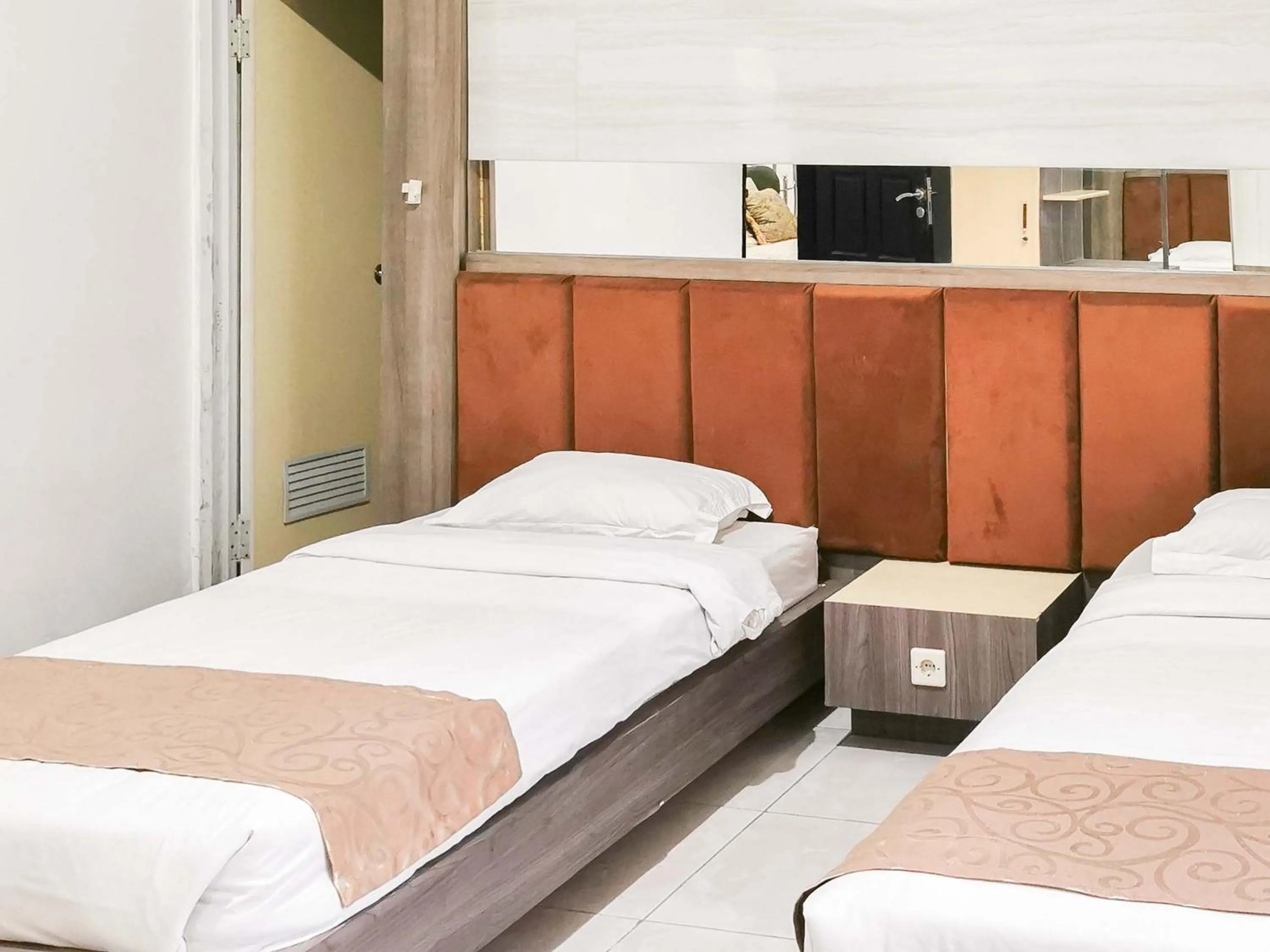 Bed in My Hommy Homestay Mitra RedDoorz