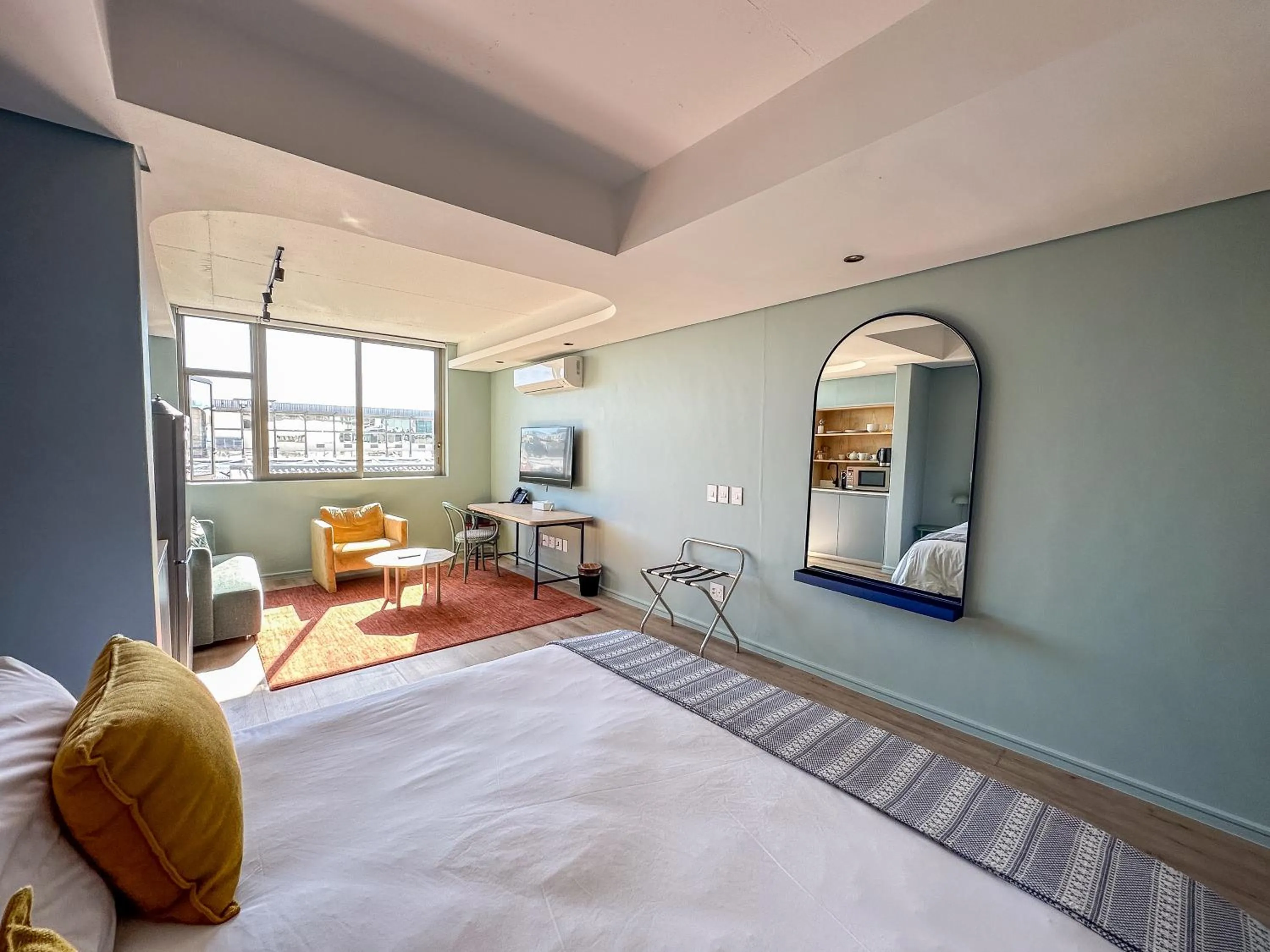 Photo of the whole room, Bed in Home Suite Hotels De Waterkant