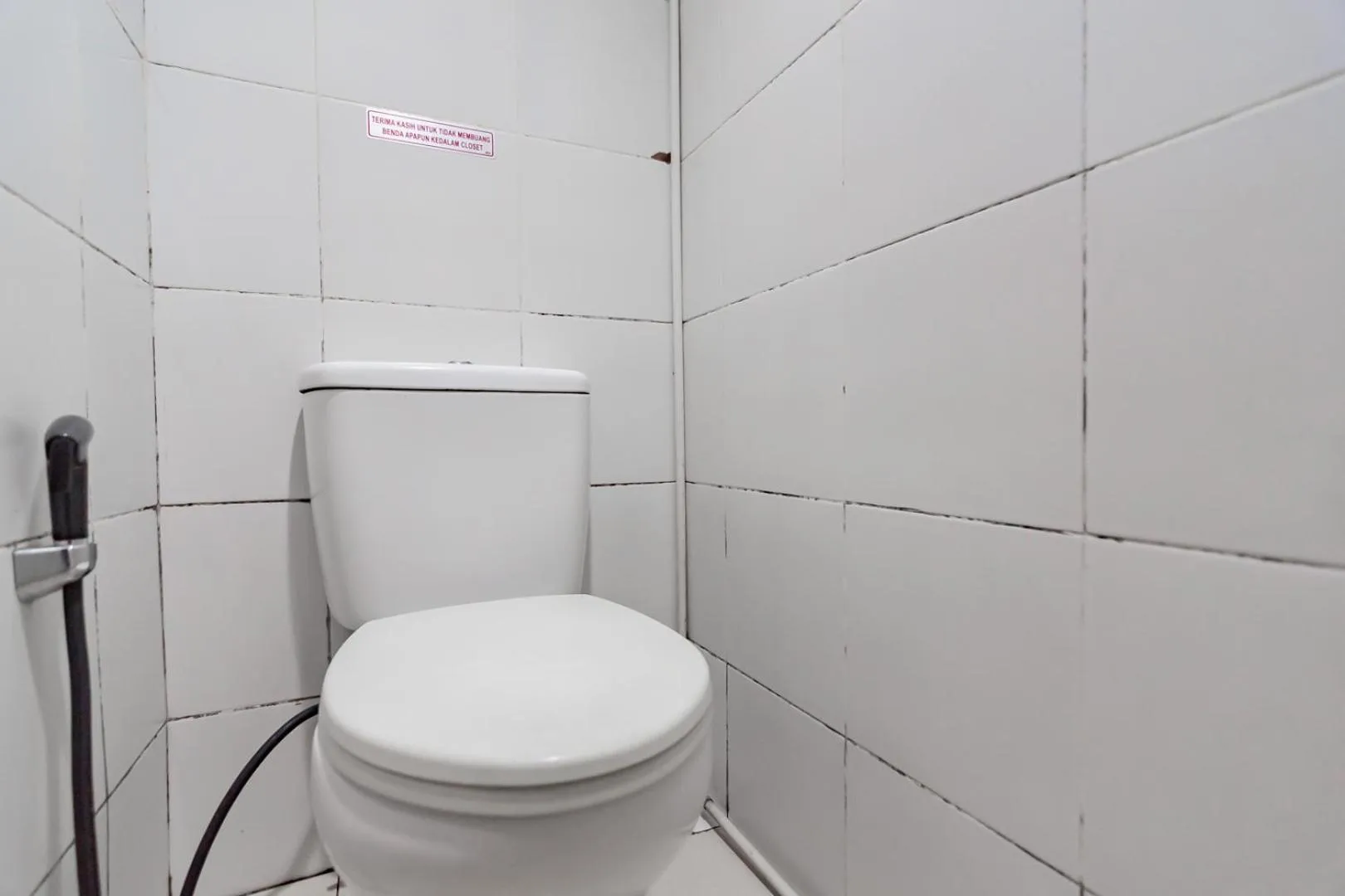 Bathroom in RedDoorz @ Komplek Pontianak Mall