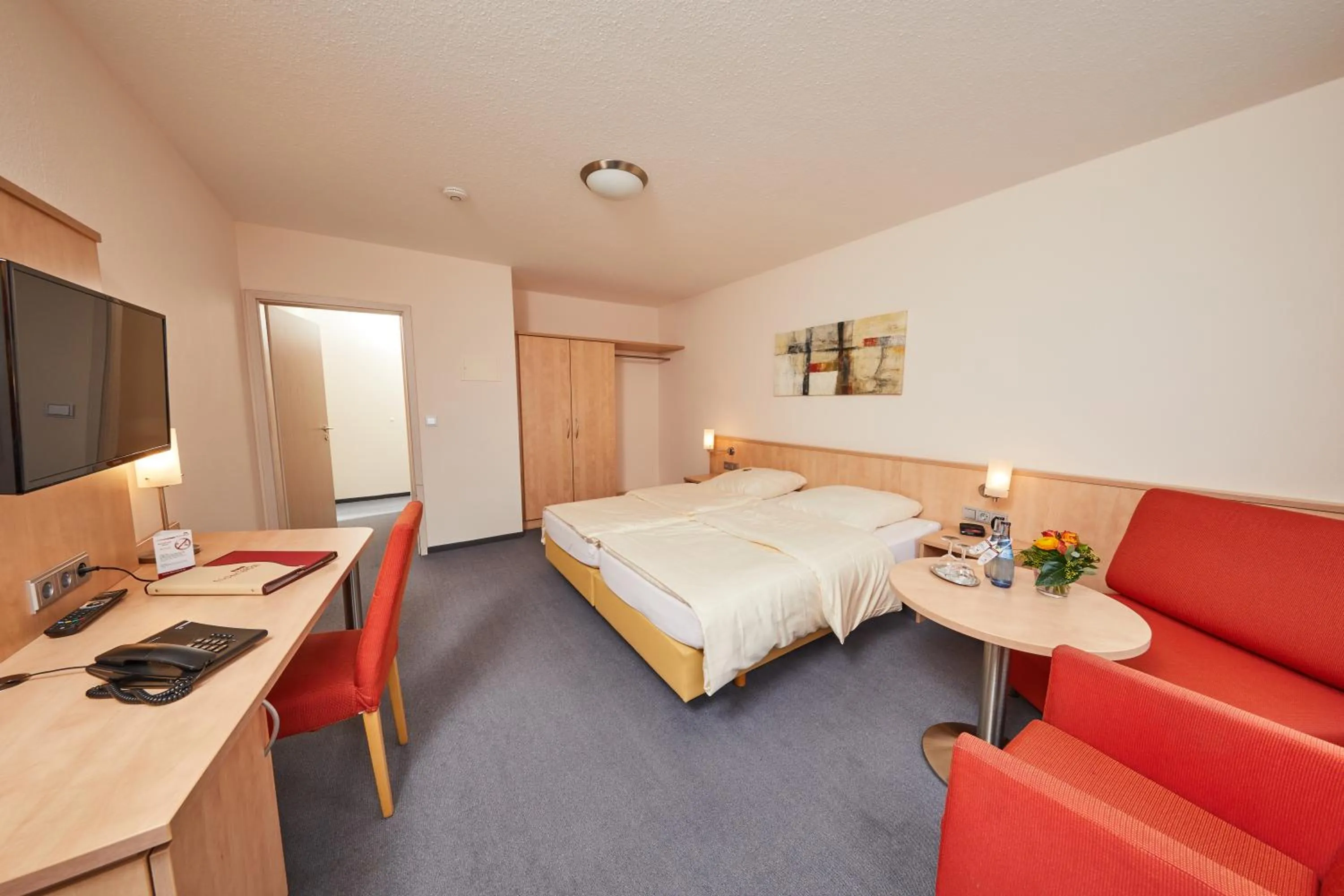 Bed in Hotel Filderland-Stuttgart Messe Airport - Free Parking