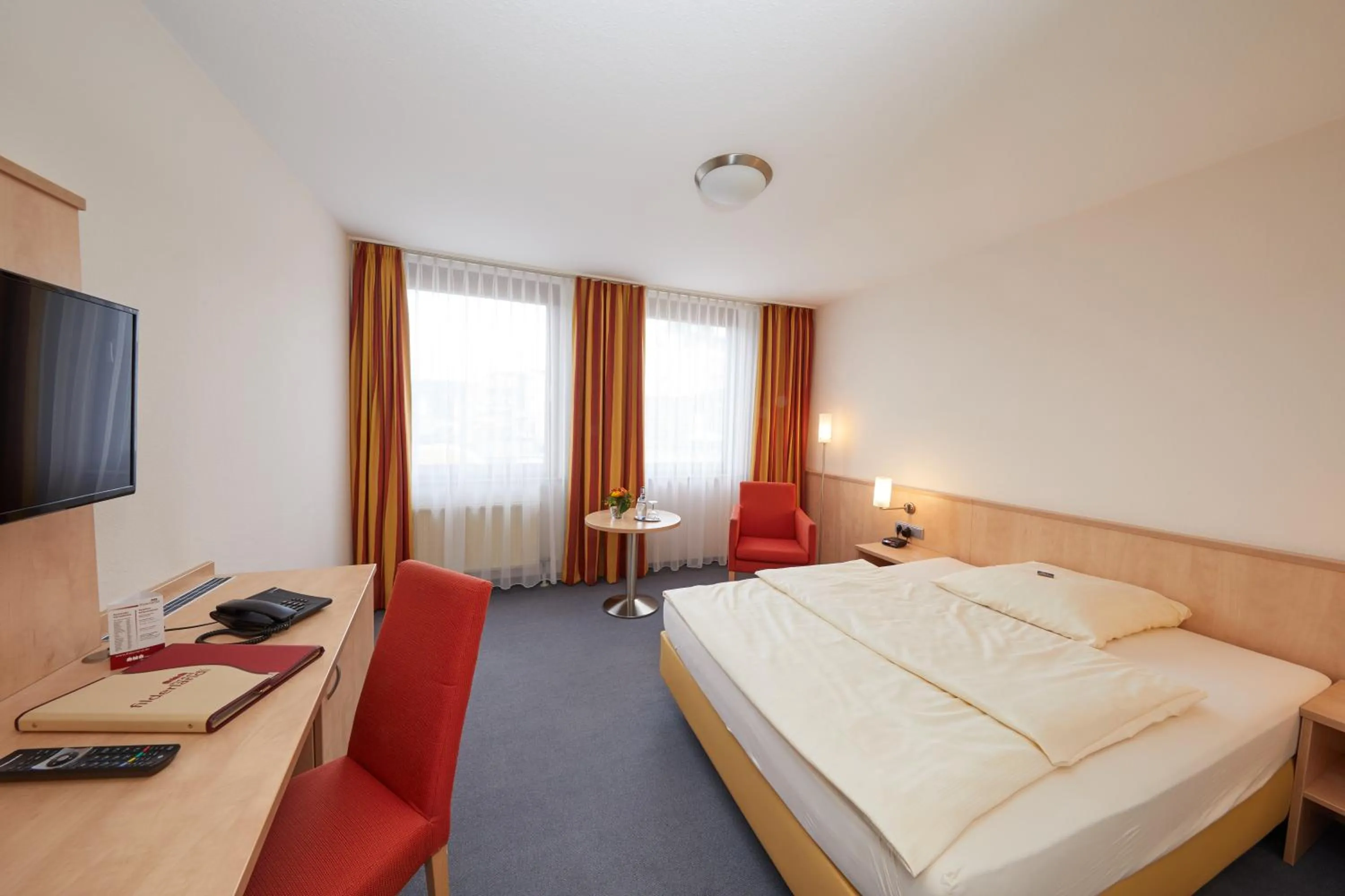 Bed in Hotel Filderland-Stuttgart Messe Airport - Free Parking