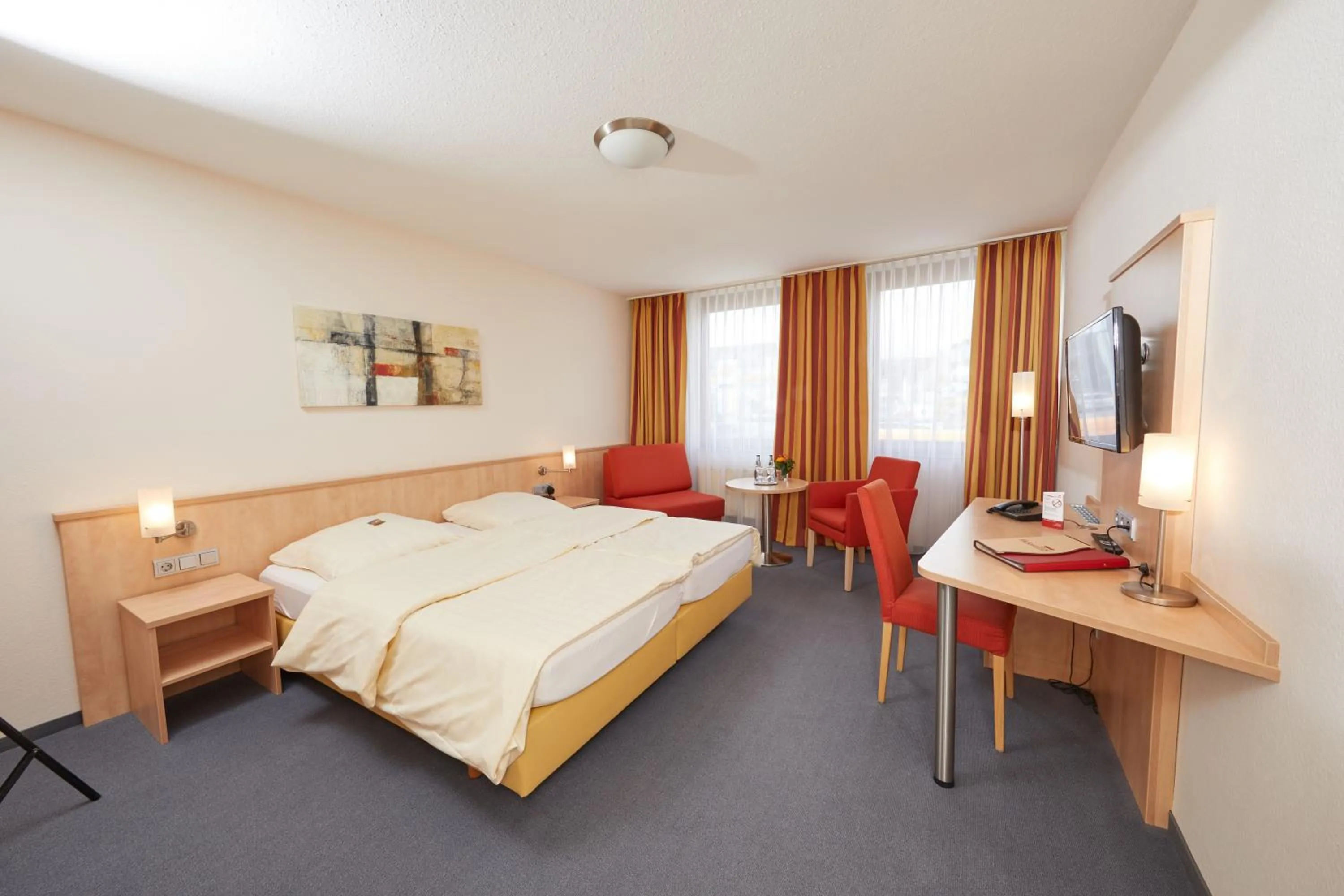 Bed in Hotel Filderland-Stuttgart Messe Airport - Free Parking