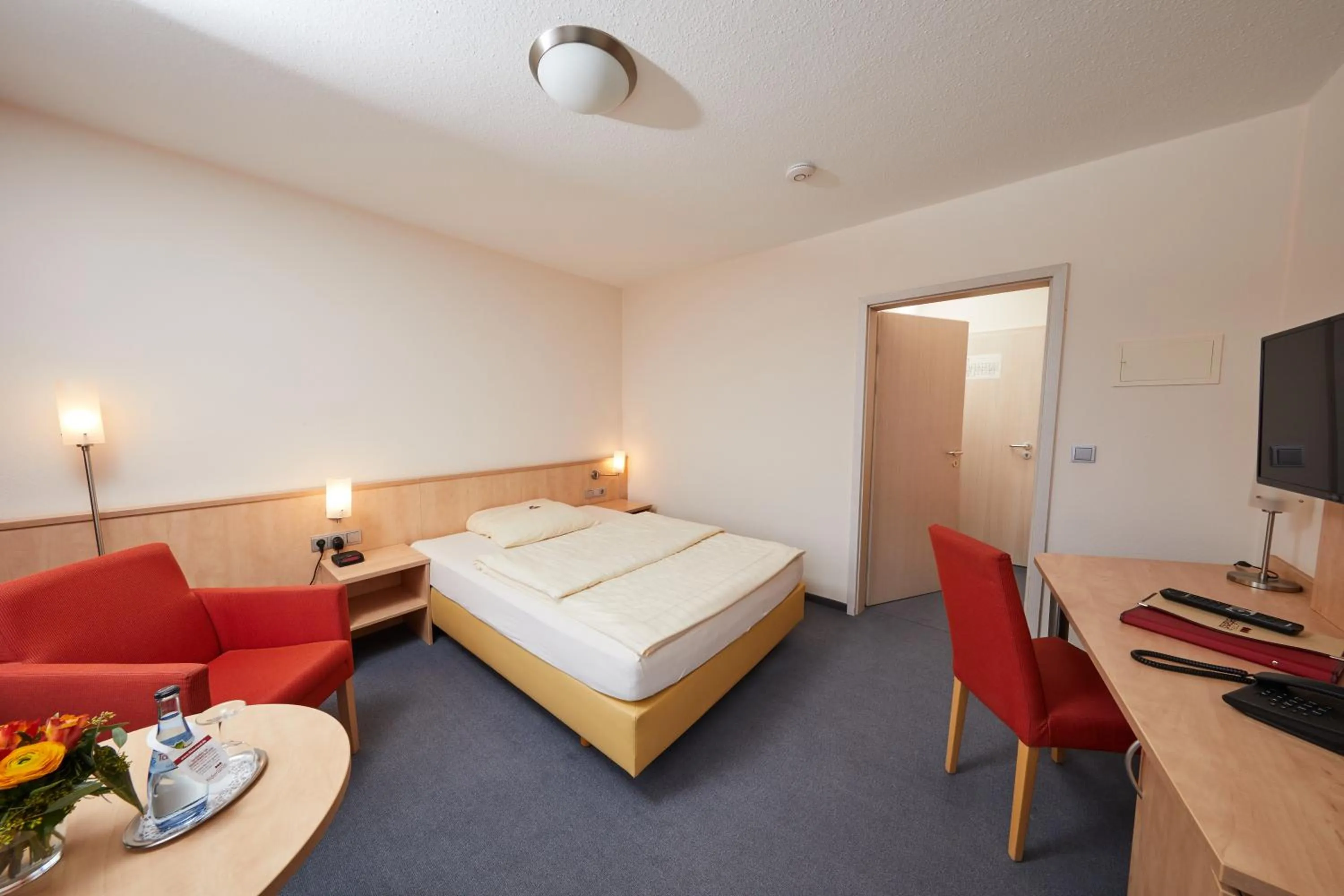 Bed in Hotel Filderland-Stuttgart Messe Airport - Free Parking