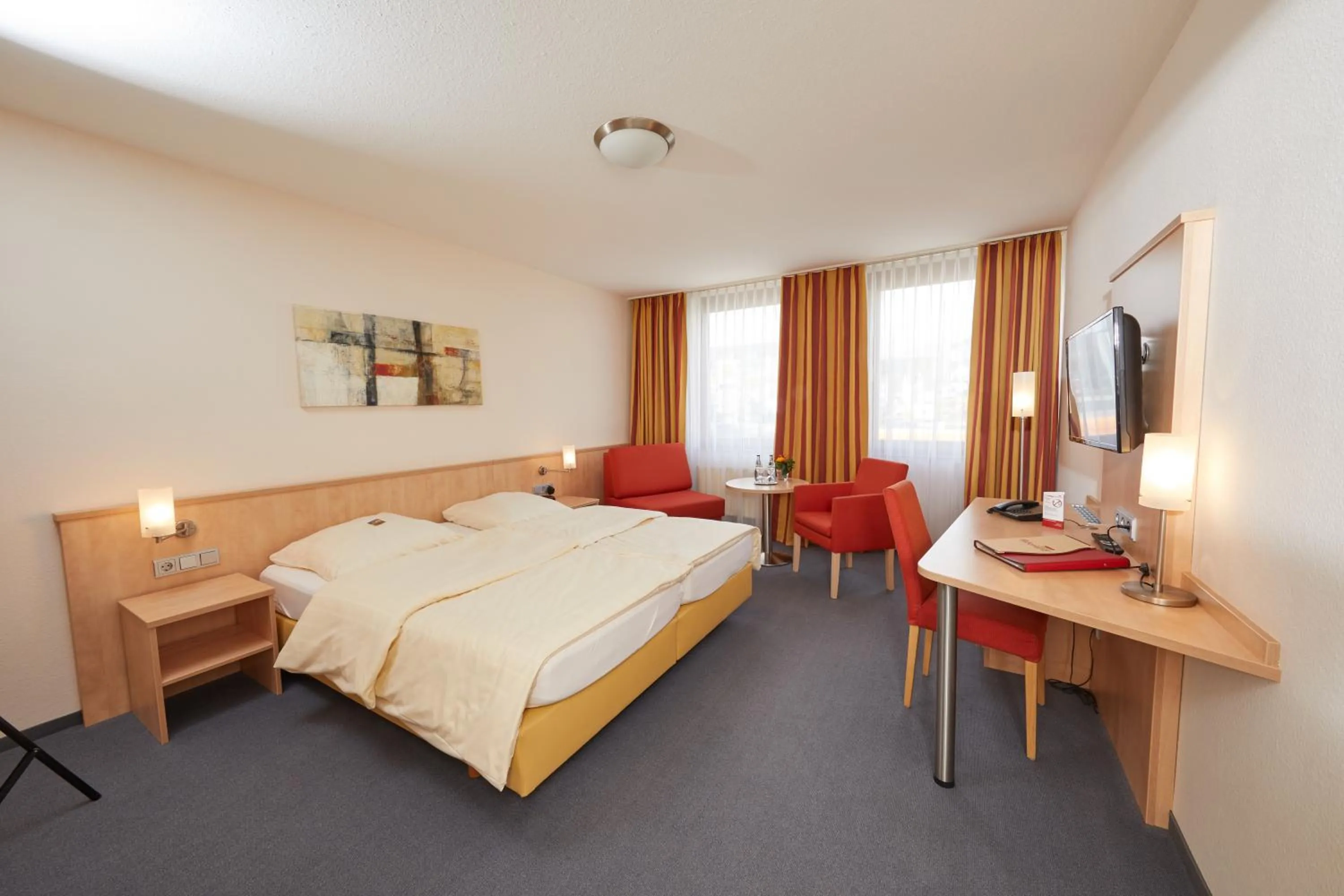 Bed in Hotel Filderland-Stuttgart Messe Airport - Free Parking