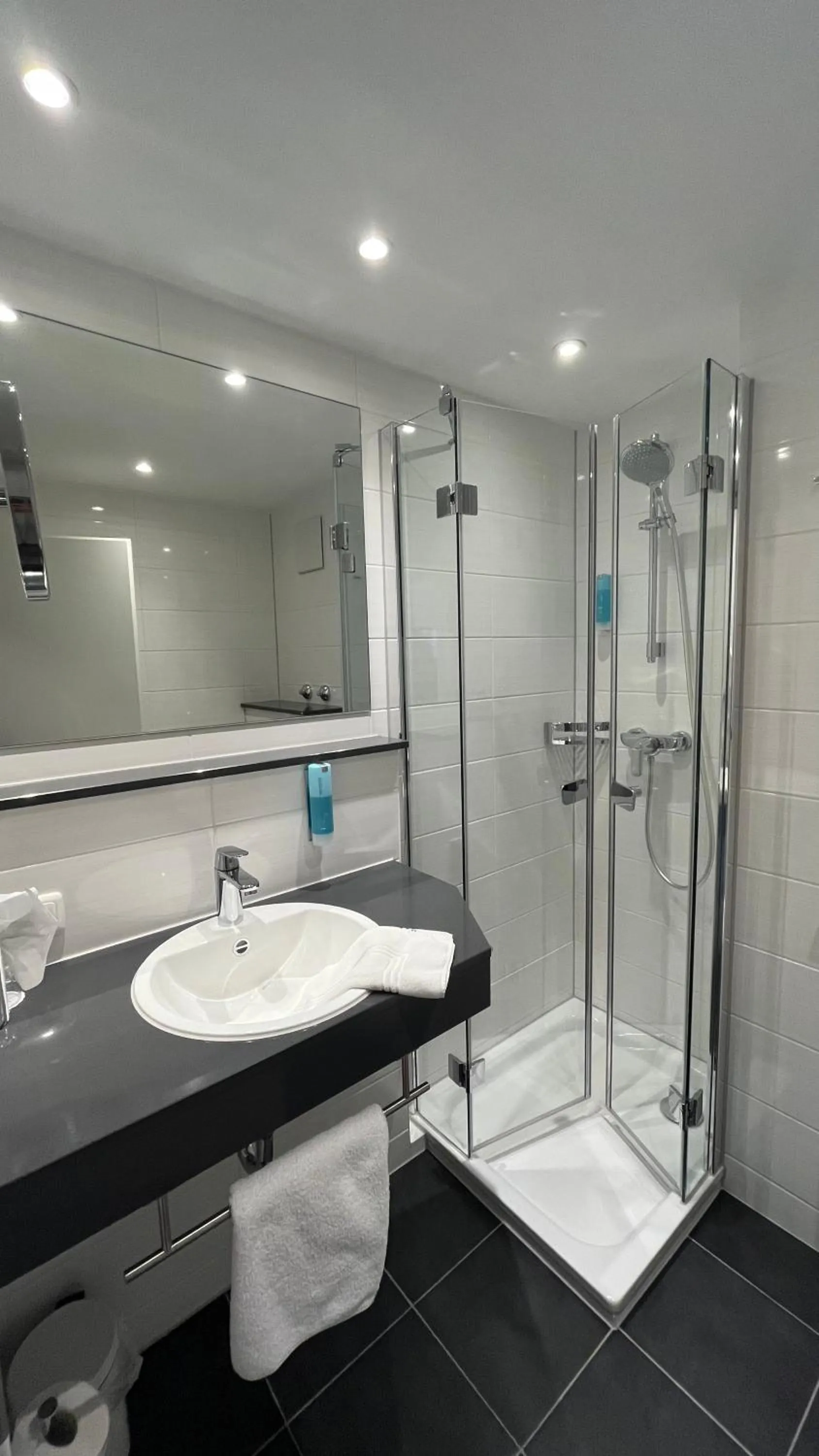 Shower in Hotel Filderland-Stuttgart Messe Airport - Free Parking
