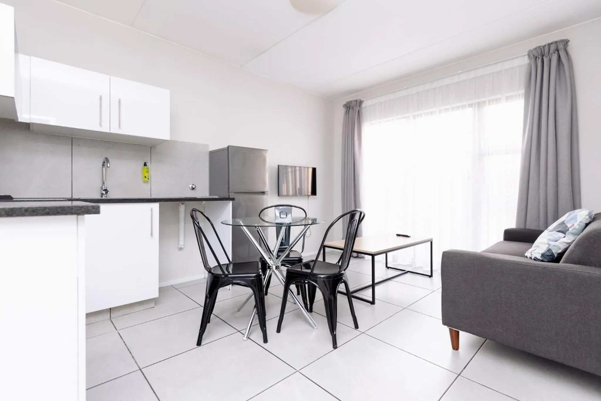Kitchen or kitchenette in MINT Express Sandton View