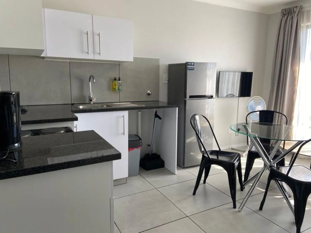 Kitchen or kitchenette in MINT Express Sandton View