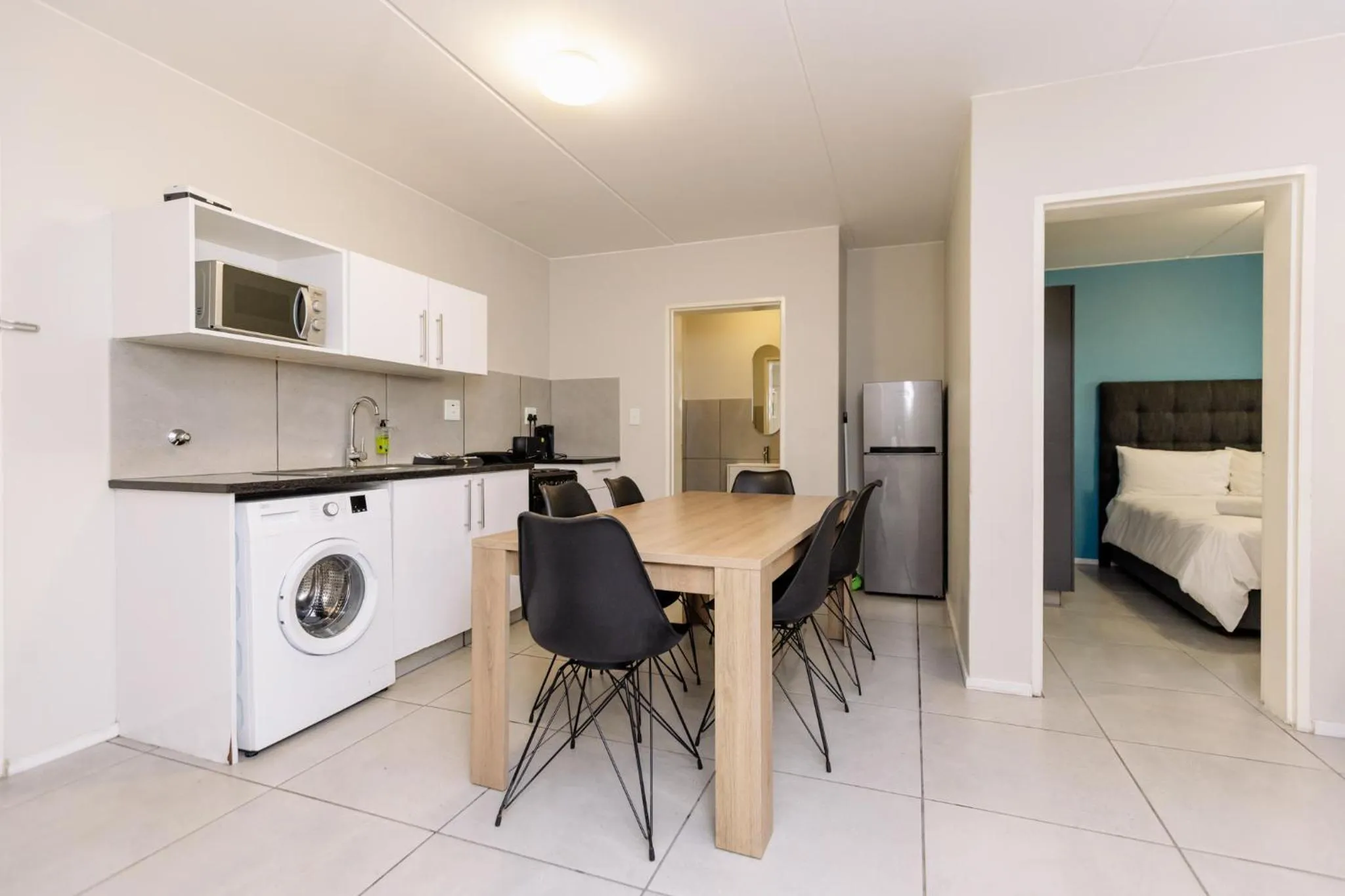Kitchen or kitchenette, Bed in MINT Express Sandton View