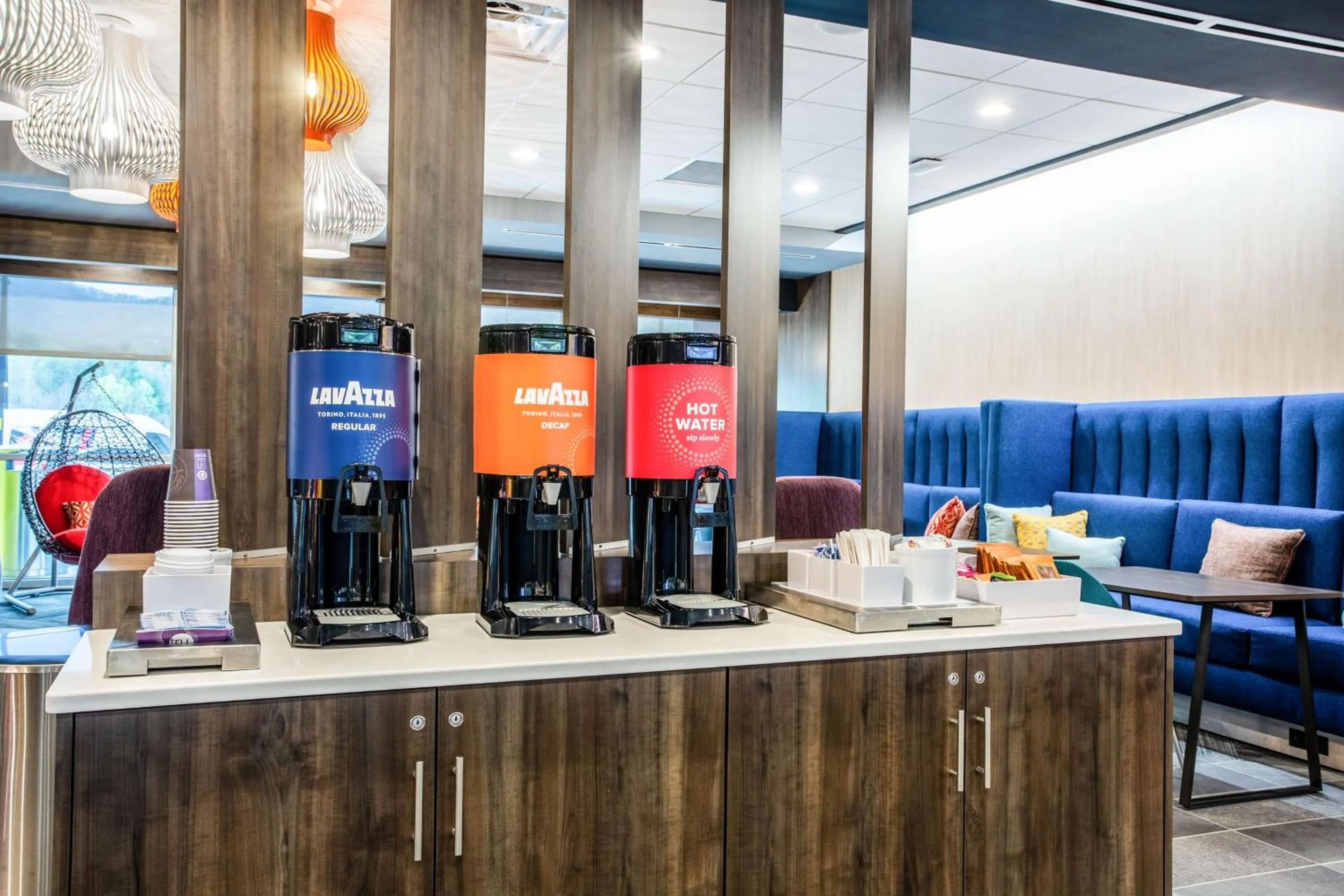 Dining area in Tru by Hilton Asheville Blue Ridge Parkway