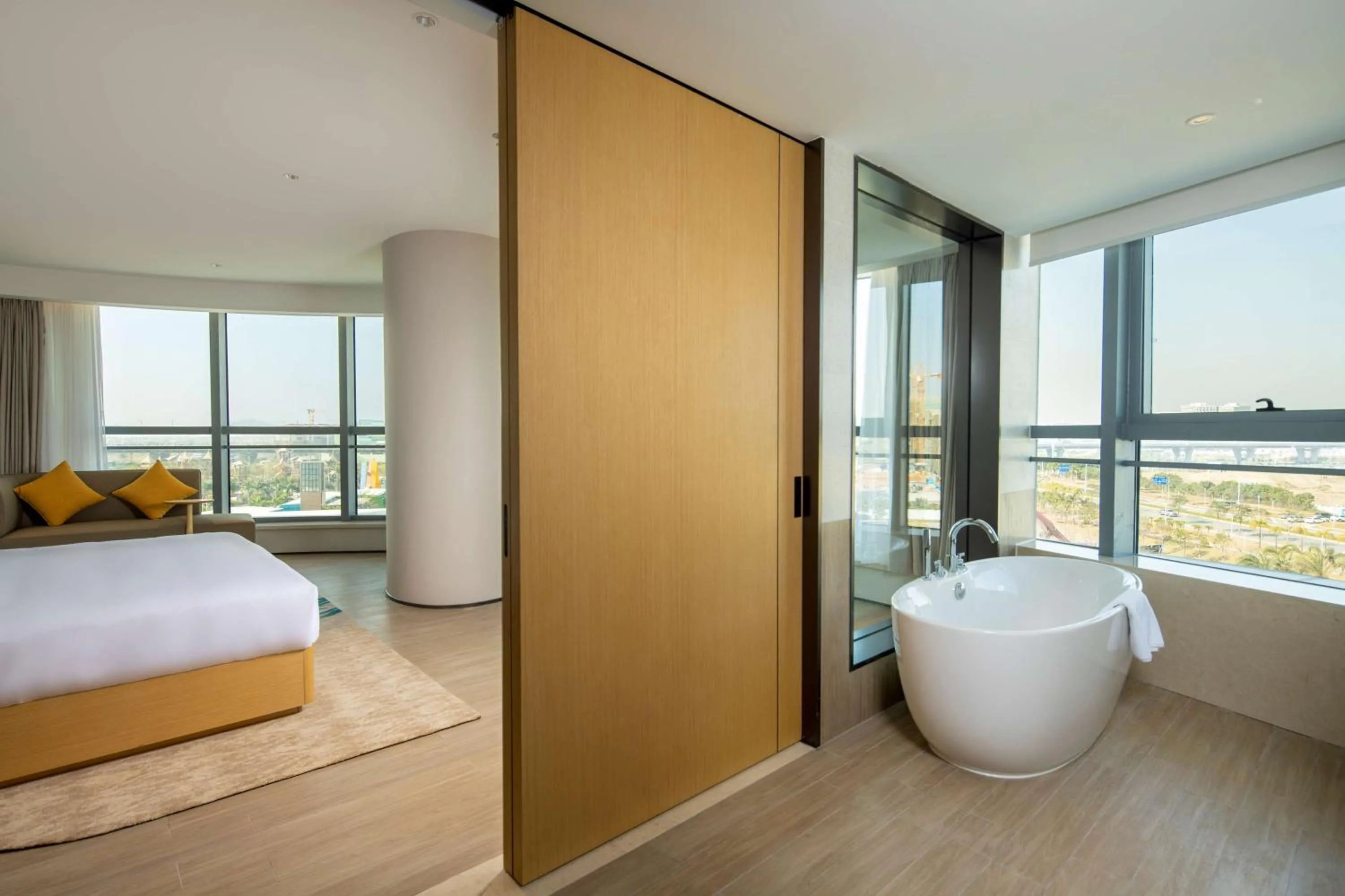 Bathroom, Bed in Hilton Garden Inn Zhuhai Hengqin Sumlodol Park
