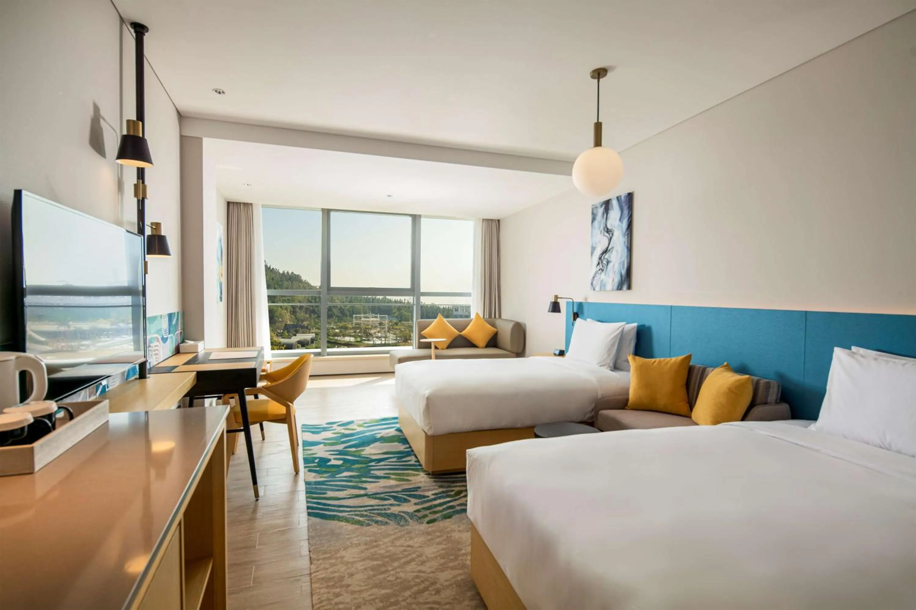 Communal lounge/ TV room, Bed in Hilton Garden Inn Zhuhai Hengqin Sumlodol Park