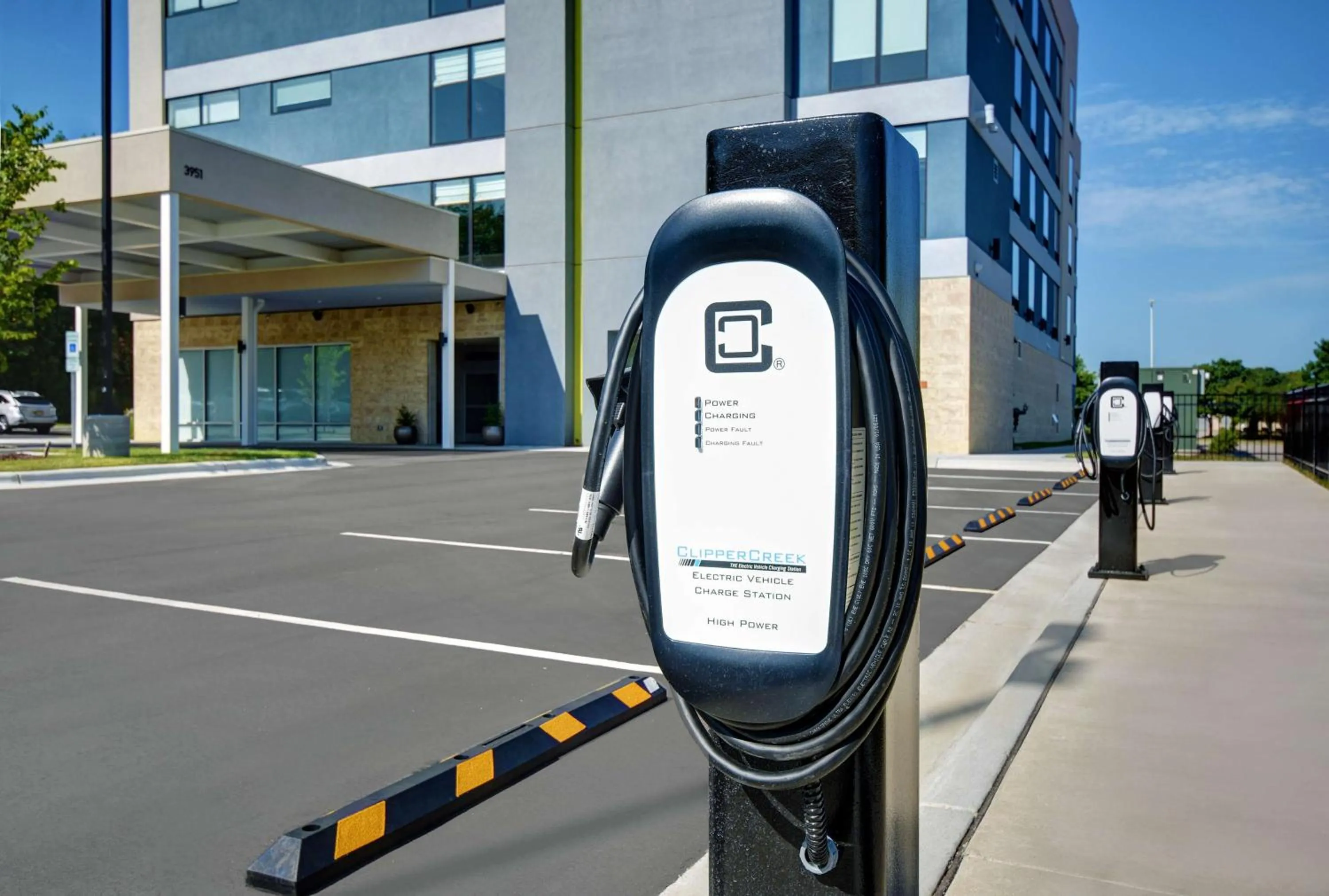 Inner courtyard view in Home2 Suites By Hilton Raleigh North I-540