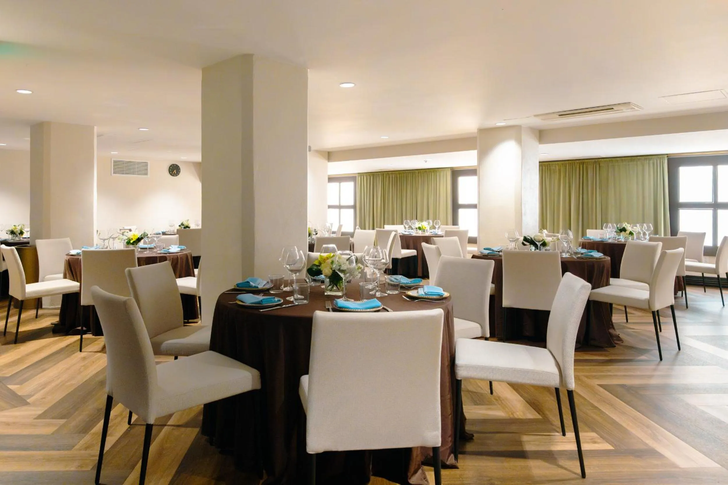 Restaurant/places to eat in The Exchange Sacramento, Curio Collection By Hilton