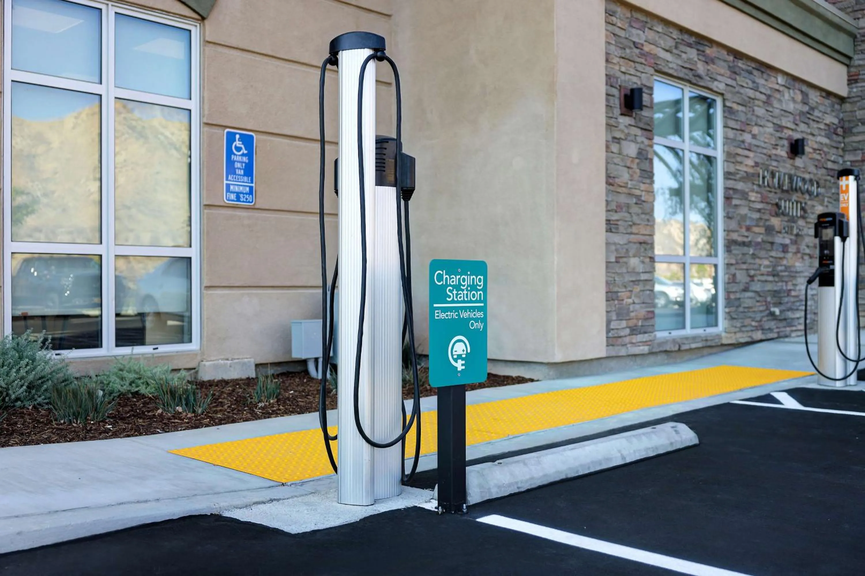 Property building in Homewood Suites By Hilton Santa Clarita/Valencia, Ca