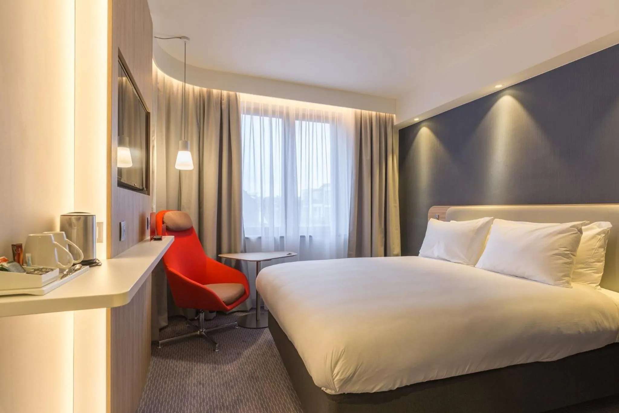 Photo of the whole room, Bed in Holiday Inn Express Brussels-Grand-Place by IHG