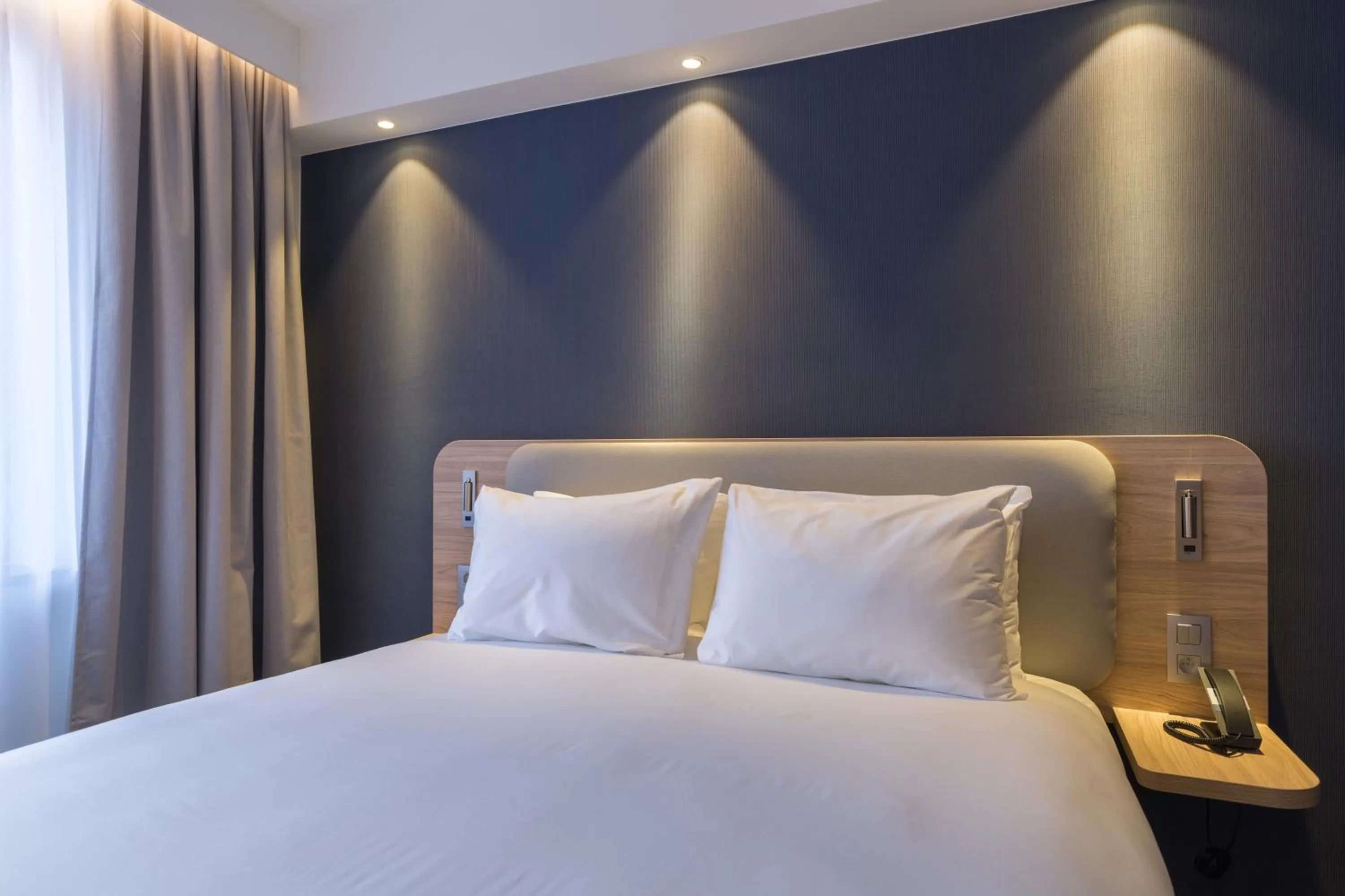 Bed in Holiday Inn Express Brussels-Grand-Place by IHG