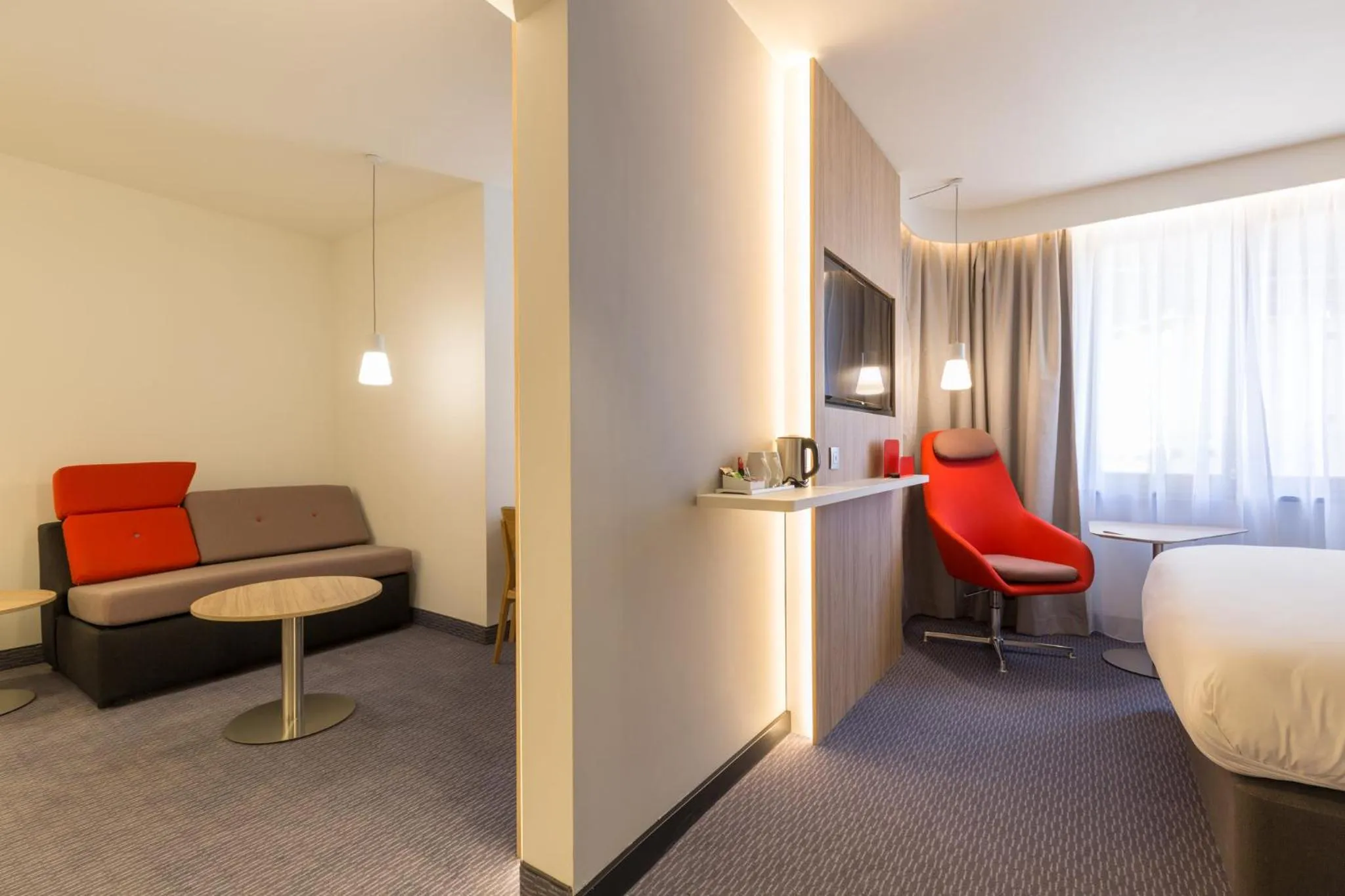 Photo of the whole room, Bed in Holiday Inn Express Brussels-Grand-Place by IHG