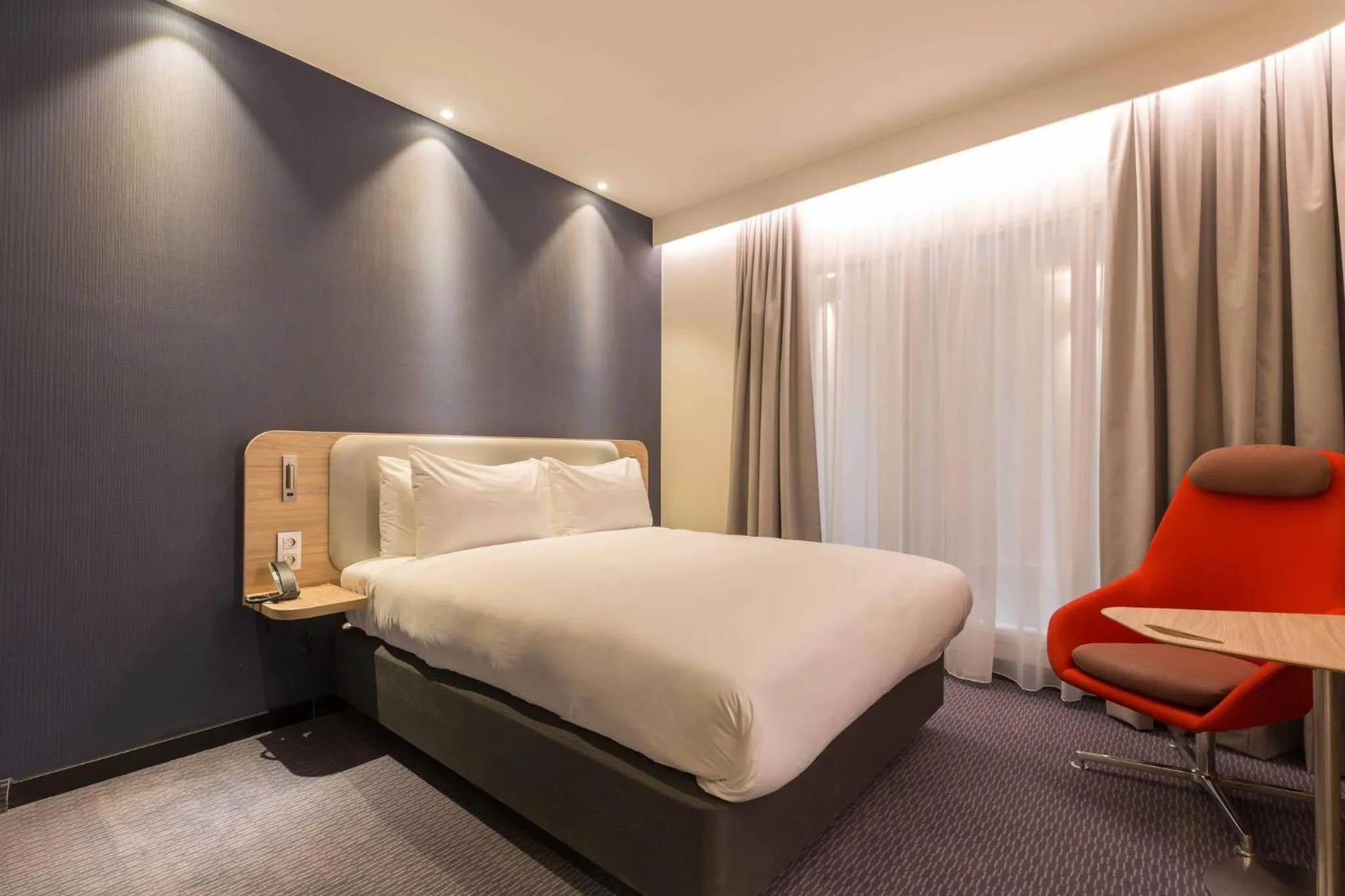 Photo of the whole room, Bed in Holiday Inn Express Brussels-Grand-Place by IHG