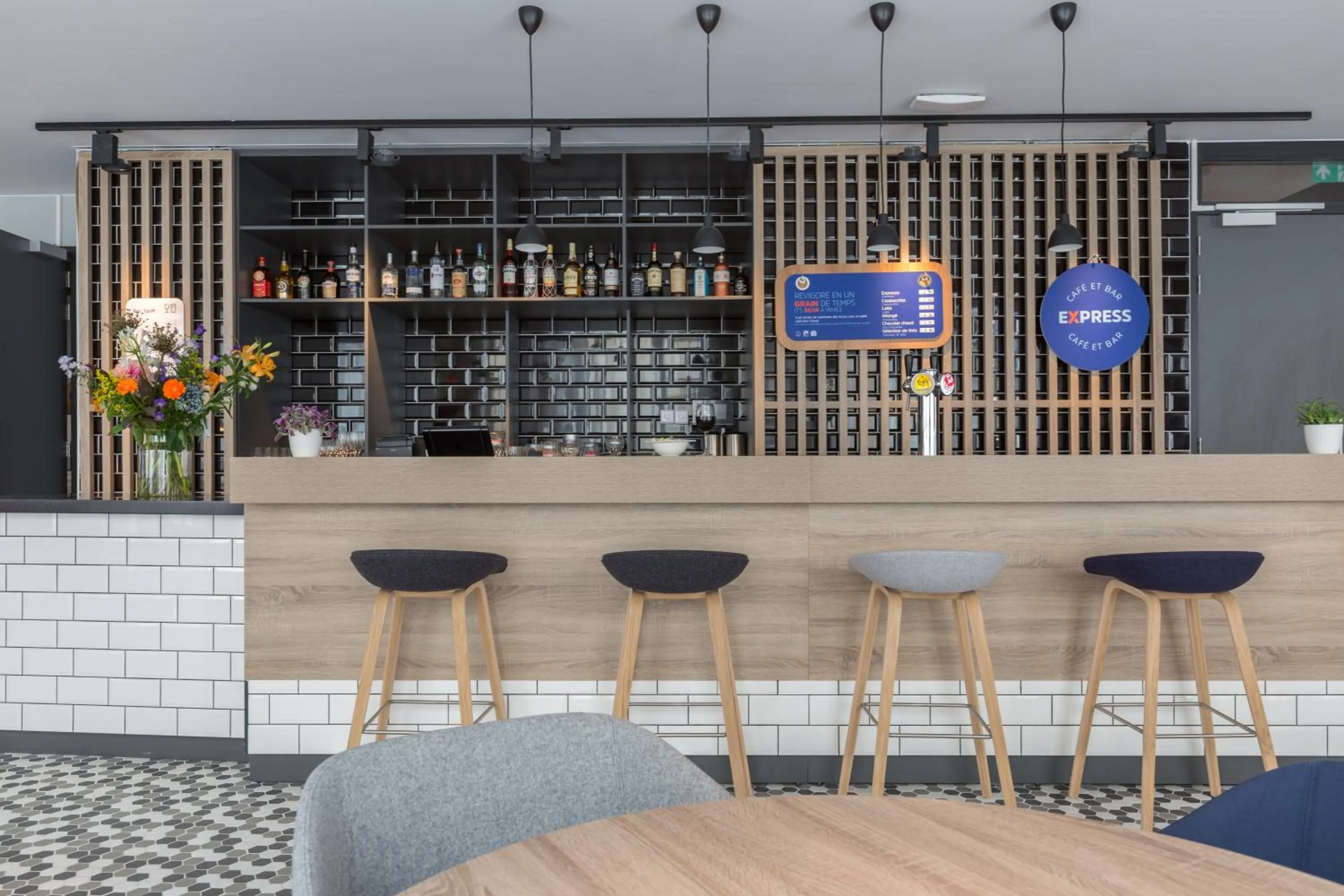 Lounge or bar in Holiday Inn Express Brussels-Grand-Place by IHG