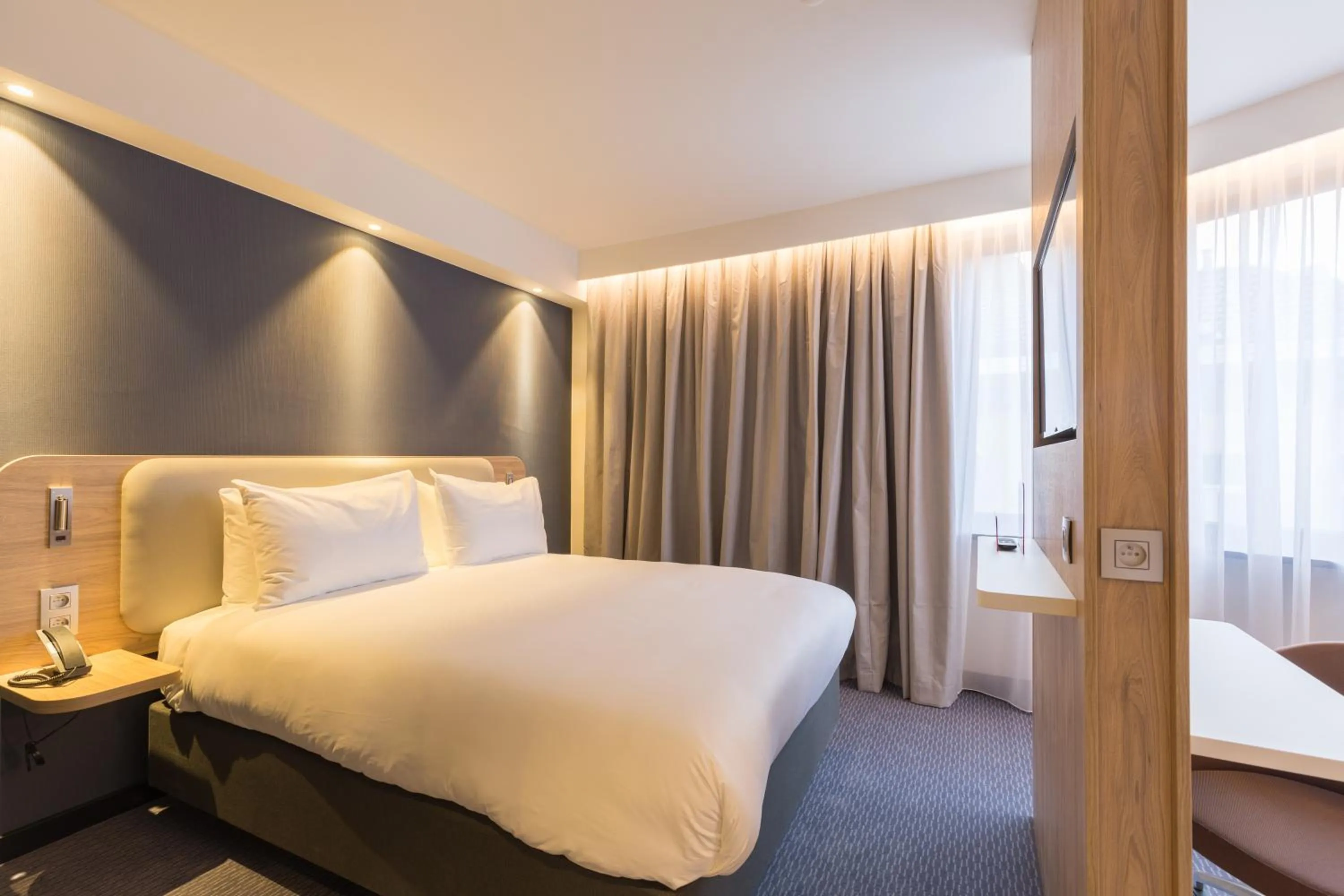 Bed in Holiday Inn Express Brussels-Grand-Place by IHG