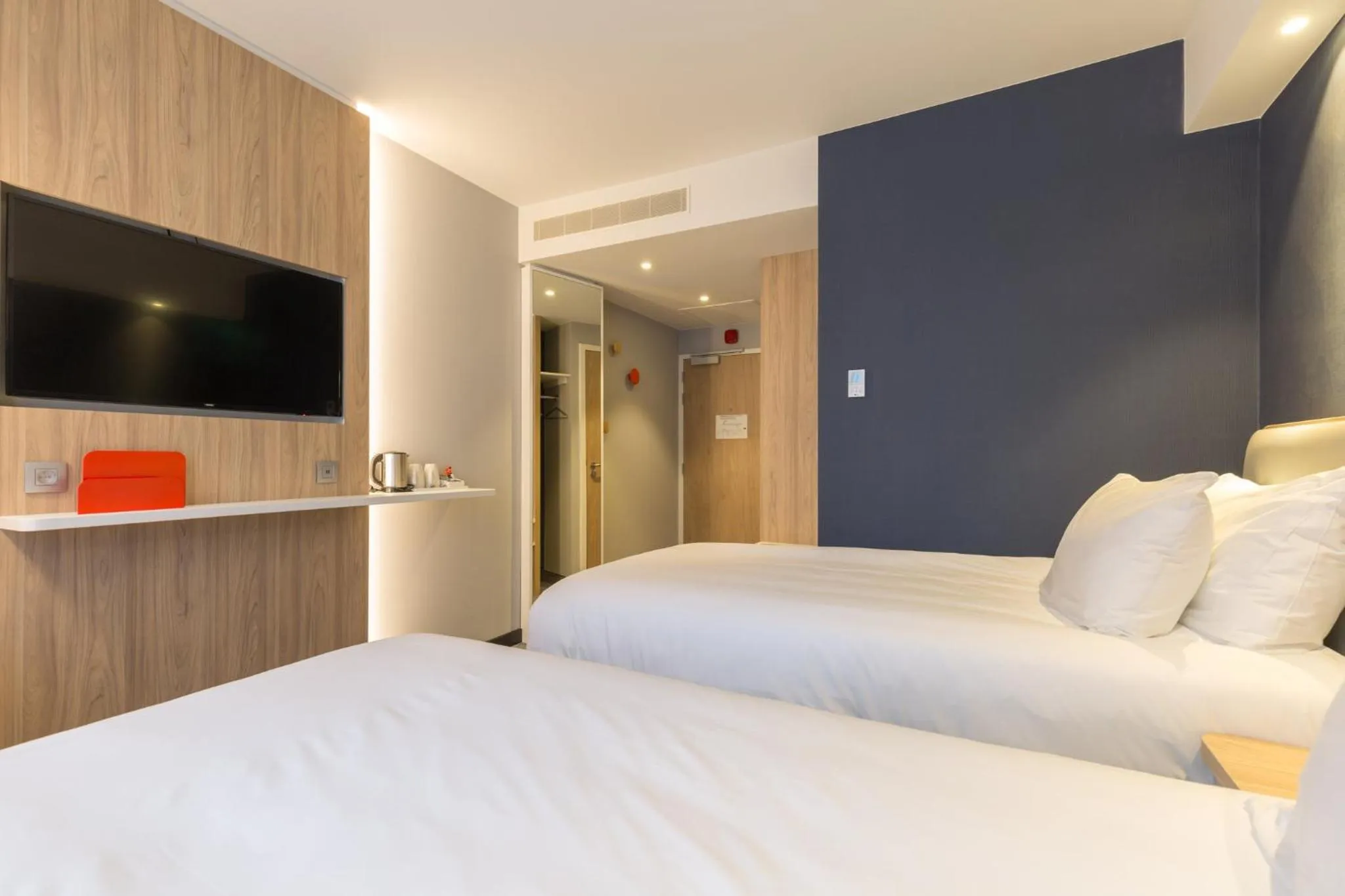 Photo of the whole room, Bed in Holiday Inn Express Brussels-Grand-Place by IHG