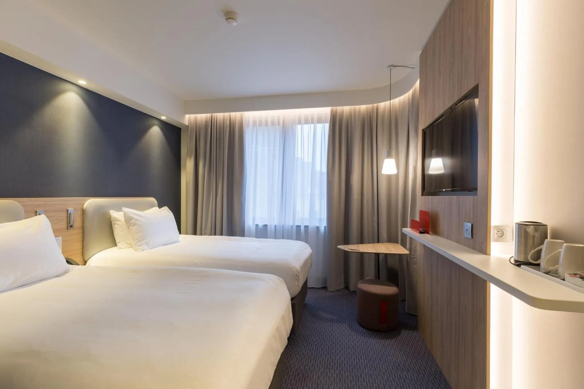 Photo of the whole room, Bed in Holiday Inn Express Brussels-Grand-Place by IHG