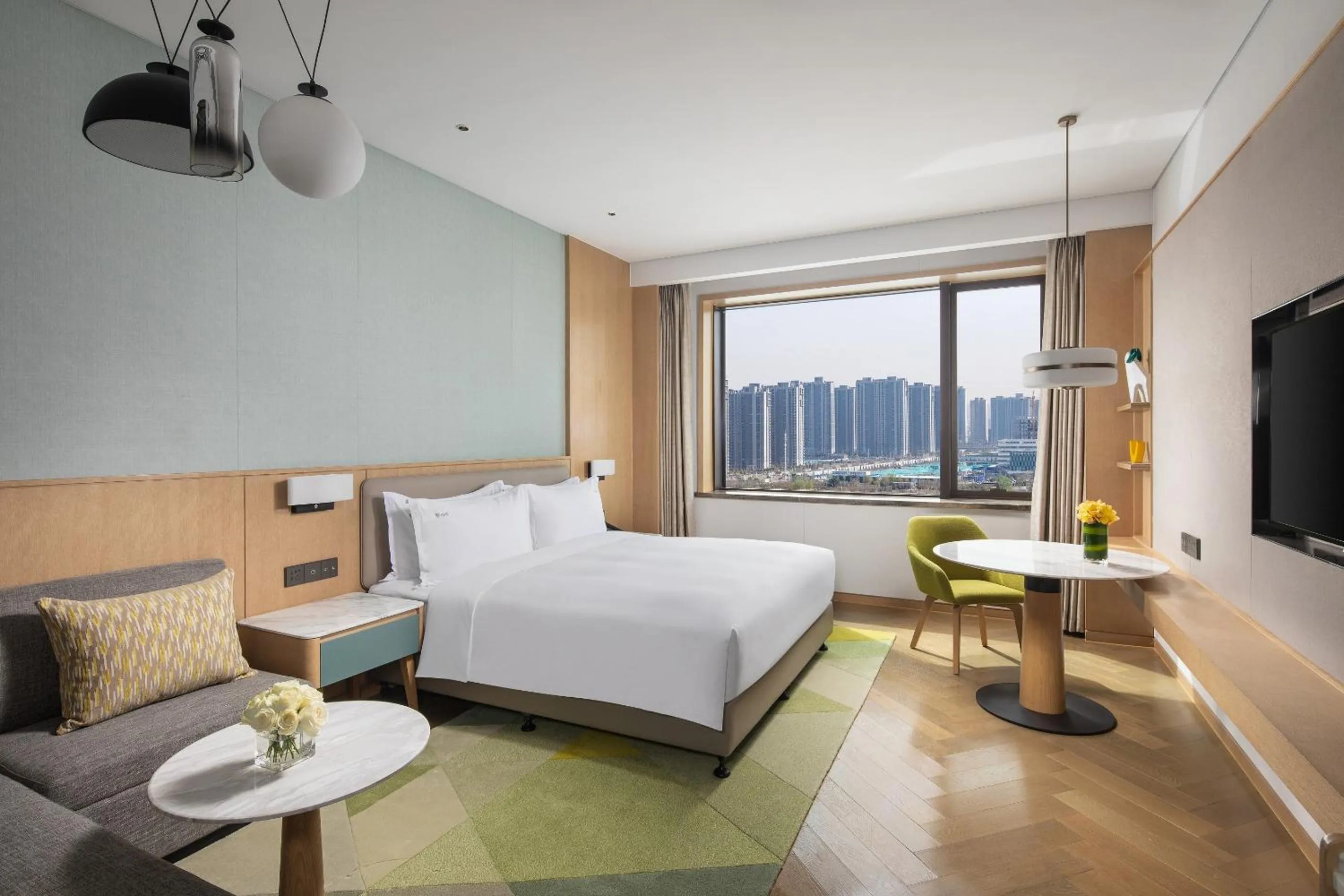Photo of the whole room, Bed in Holiday Inn Zhengzhou High-Tech Zone by IHG