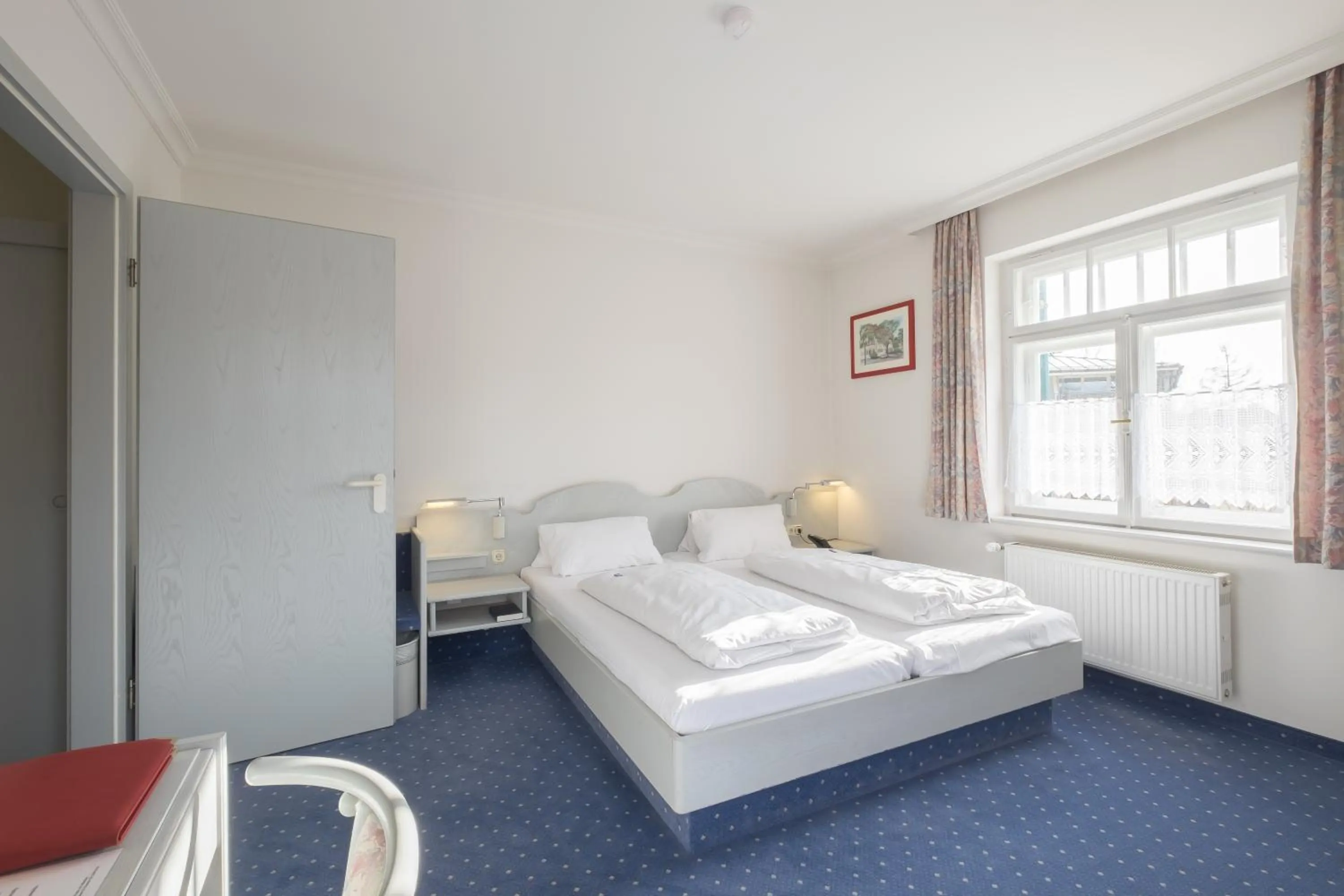 Photo of the whole room, Bed in Gautinger Hof