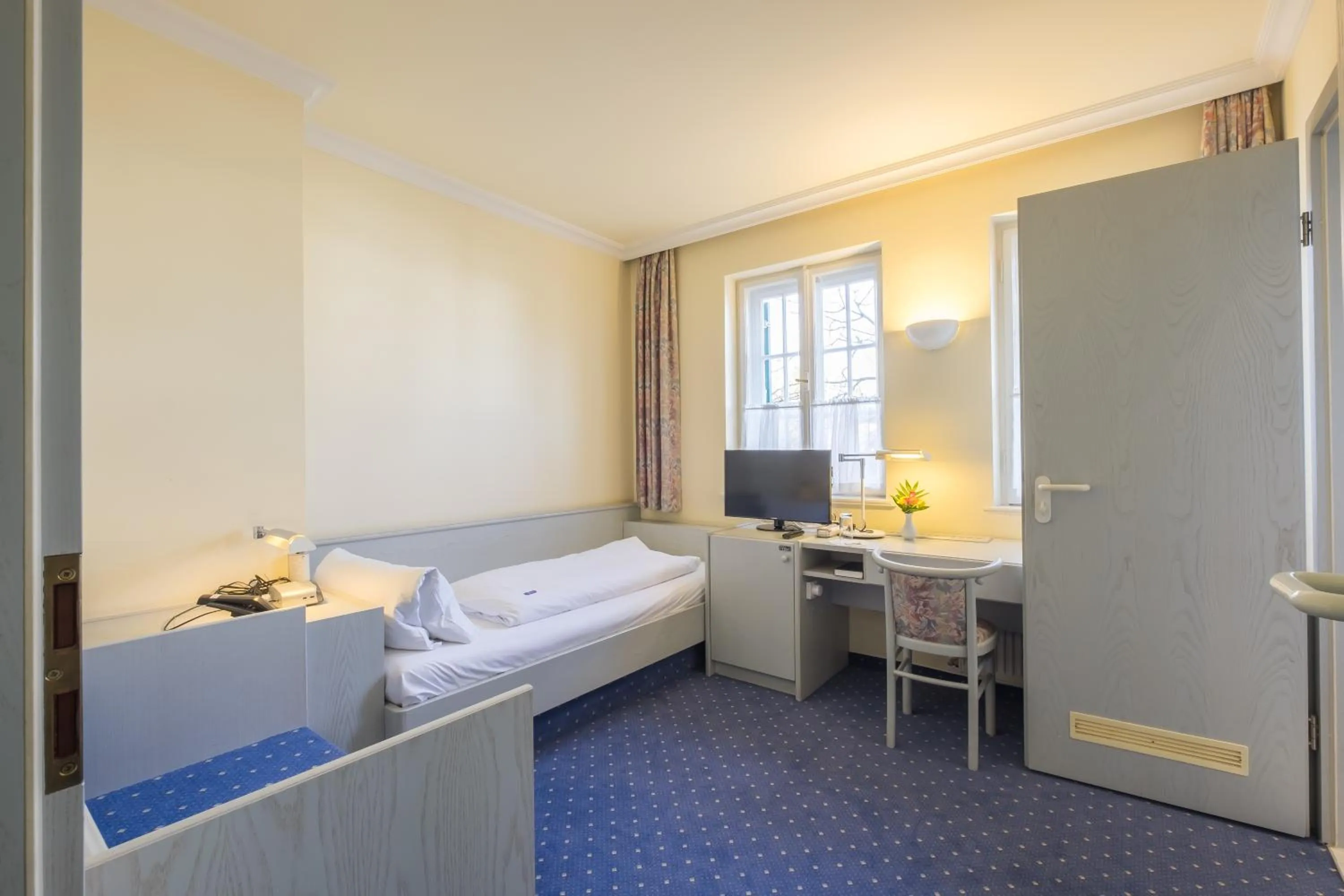 Photo of the whole room, Bed in Gautinger Hof