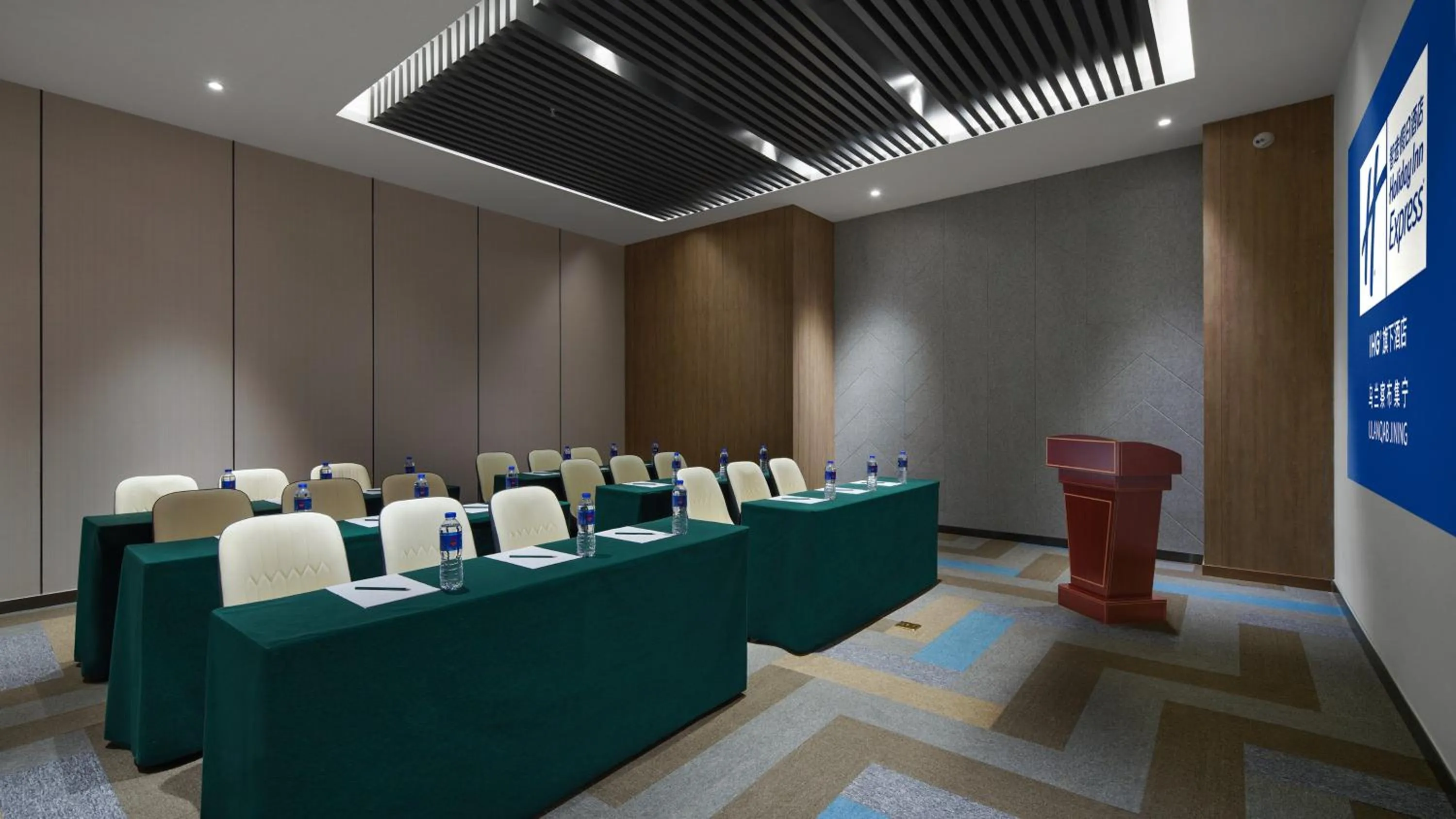 Meeting/conference room in Holiday Inn Express Ulanqab Jining by IHG