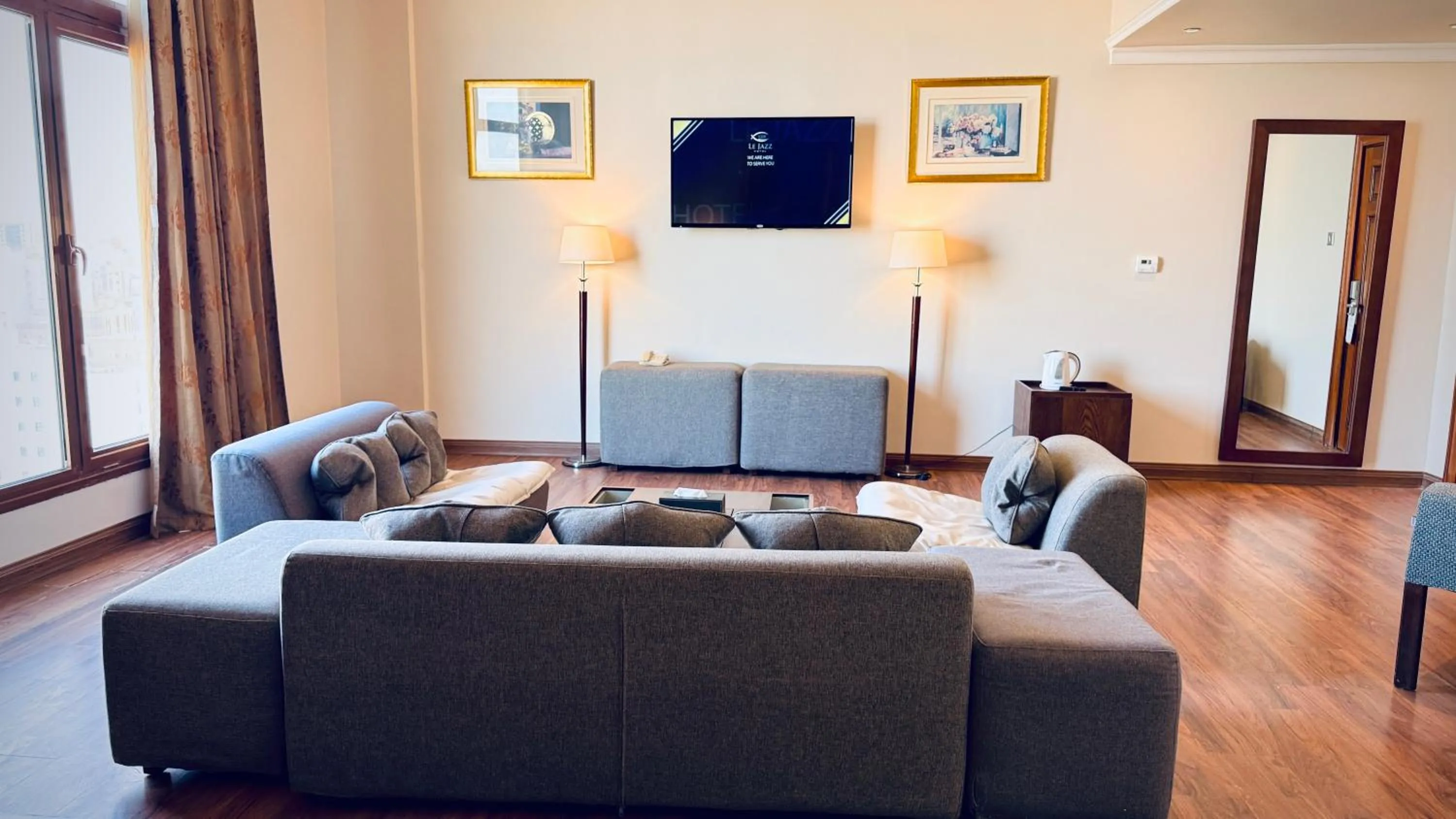 Communal lounge/ TV room in Le Jazz Hotel