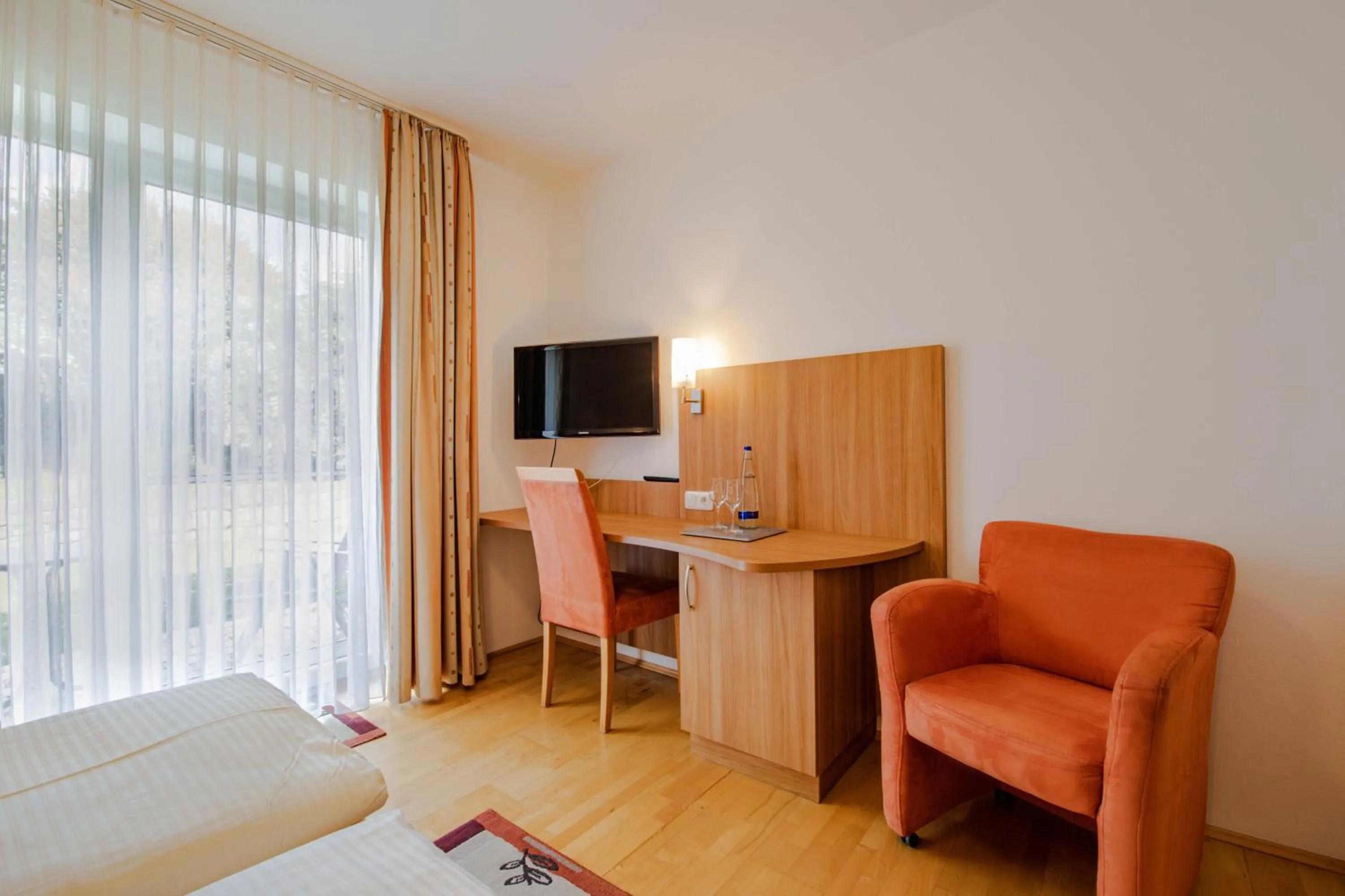 TV and multimedia, Bed in Gasthaus Hotel Ostermeier