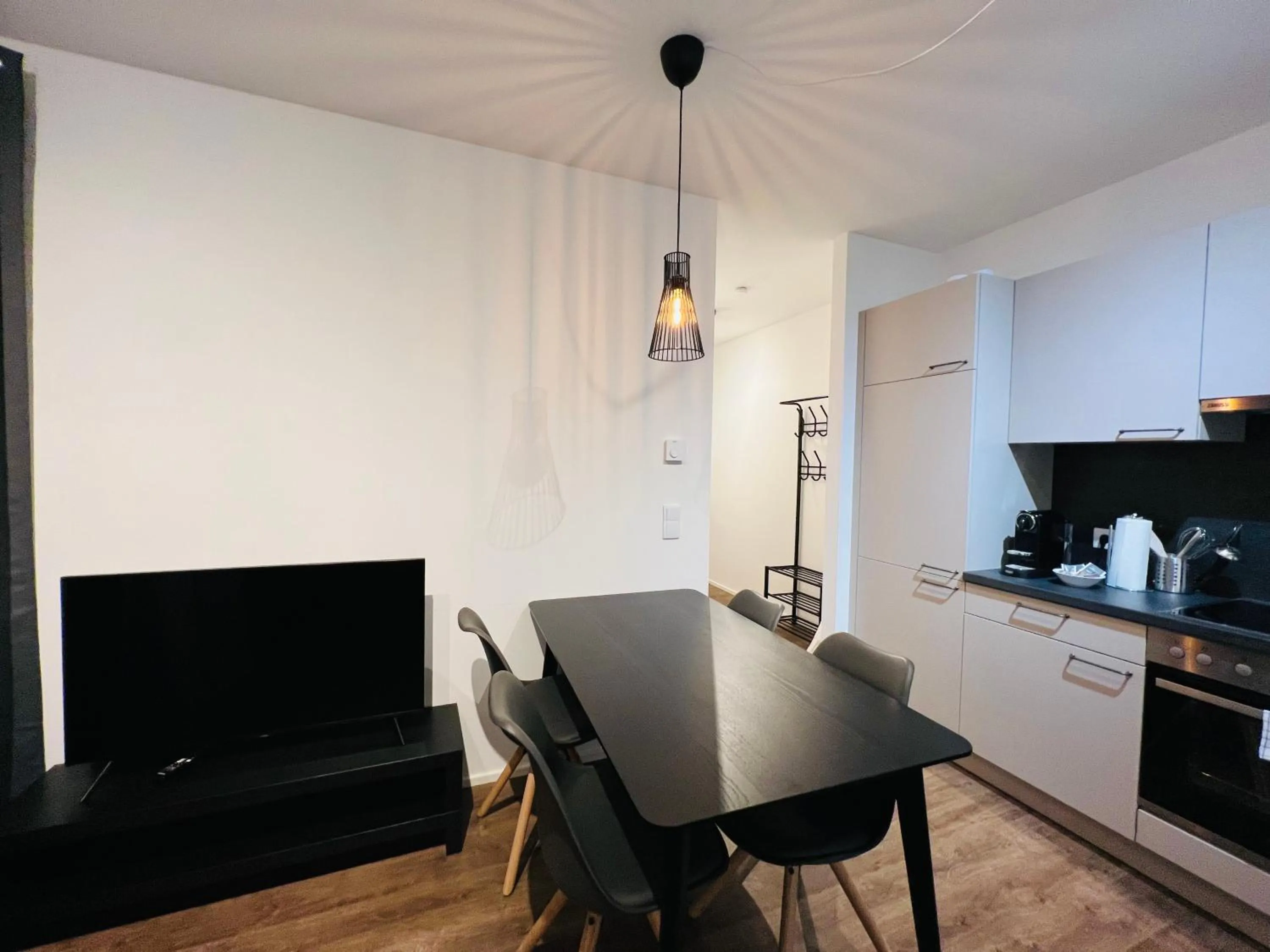 Dining area in APSTAY Eggenberg I Self Check-in I Parking option