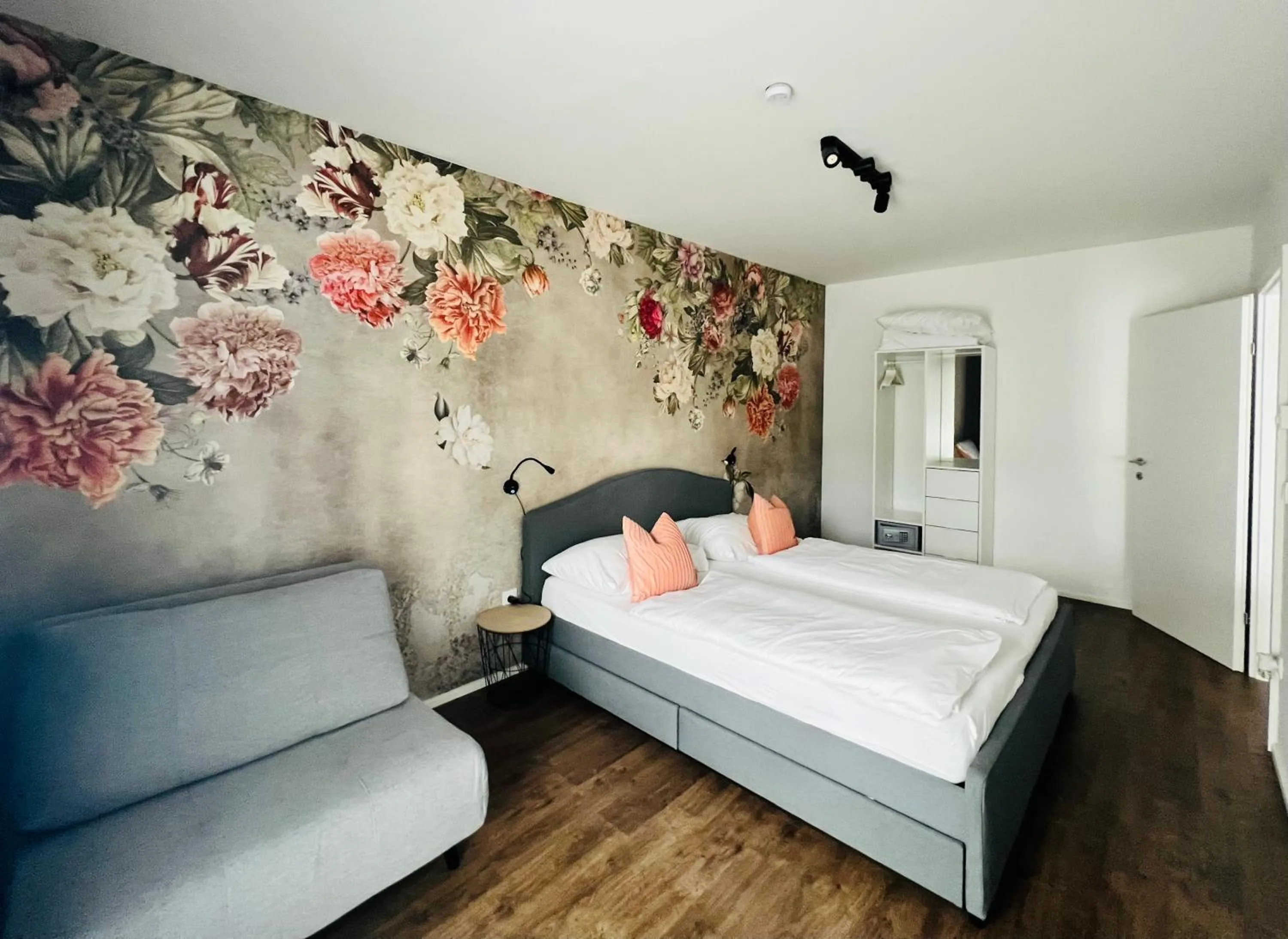 Bed in APSTAY Eggenberg I Self Check-in I Parking option