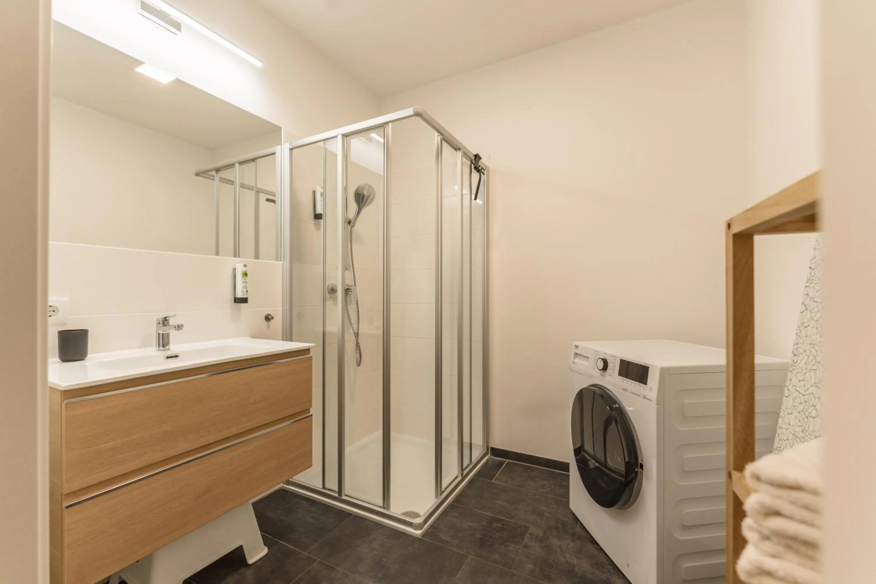 Shower in APSTAY Eggenberg I Self Check-in I Parking option