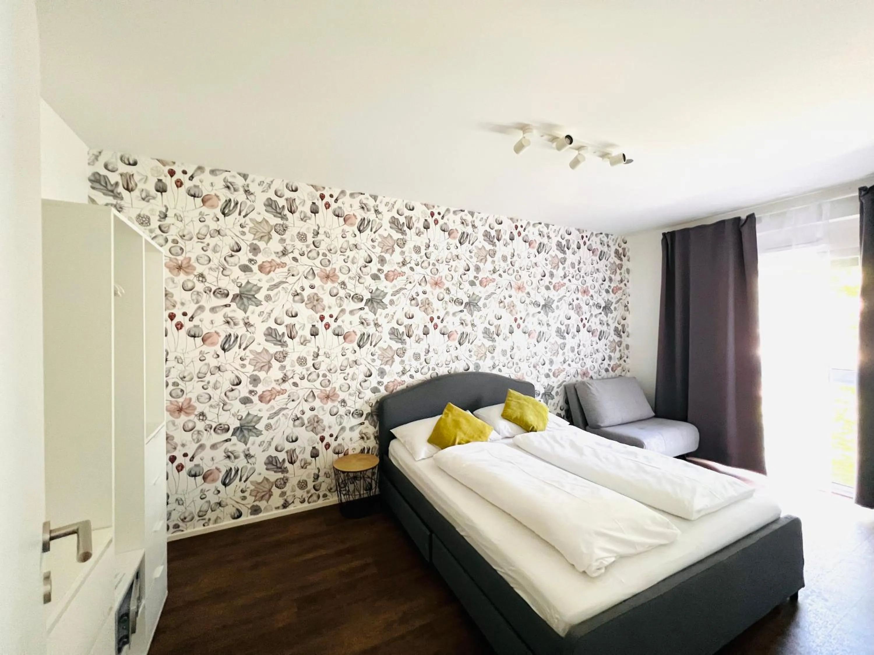 Bed in APSTAY Eggenberg I Self Check-in I Parking option