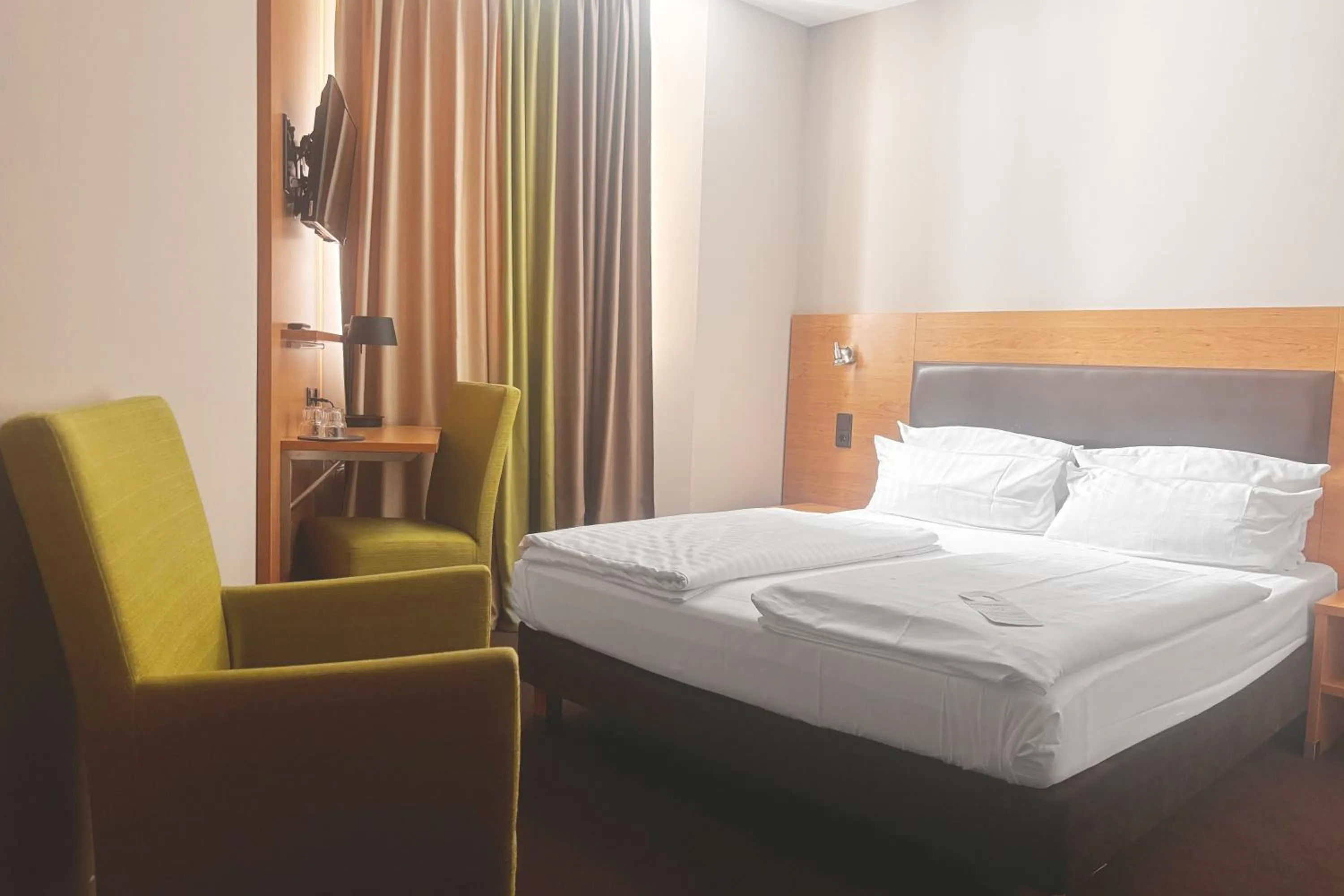 Photo of the whole room, Bed in Novum Hotel Bruy