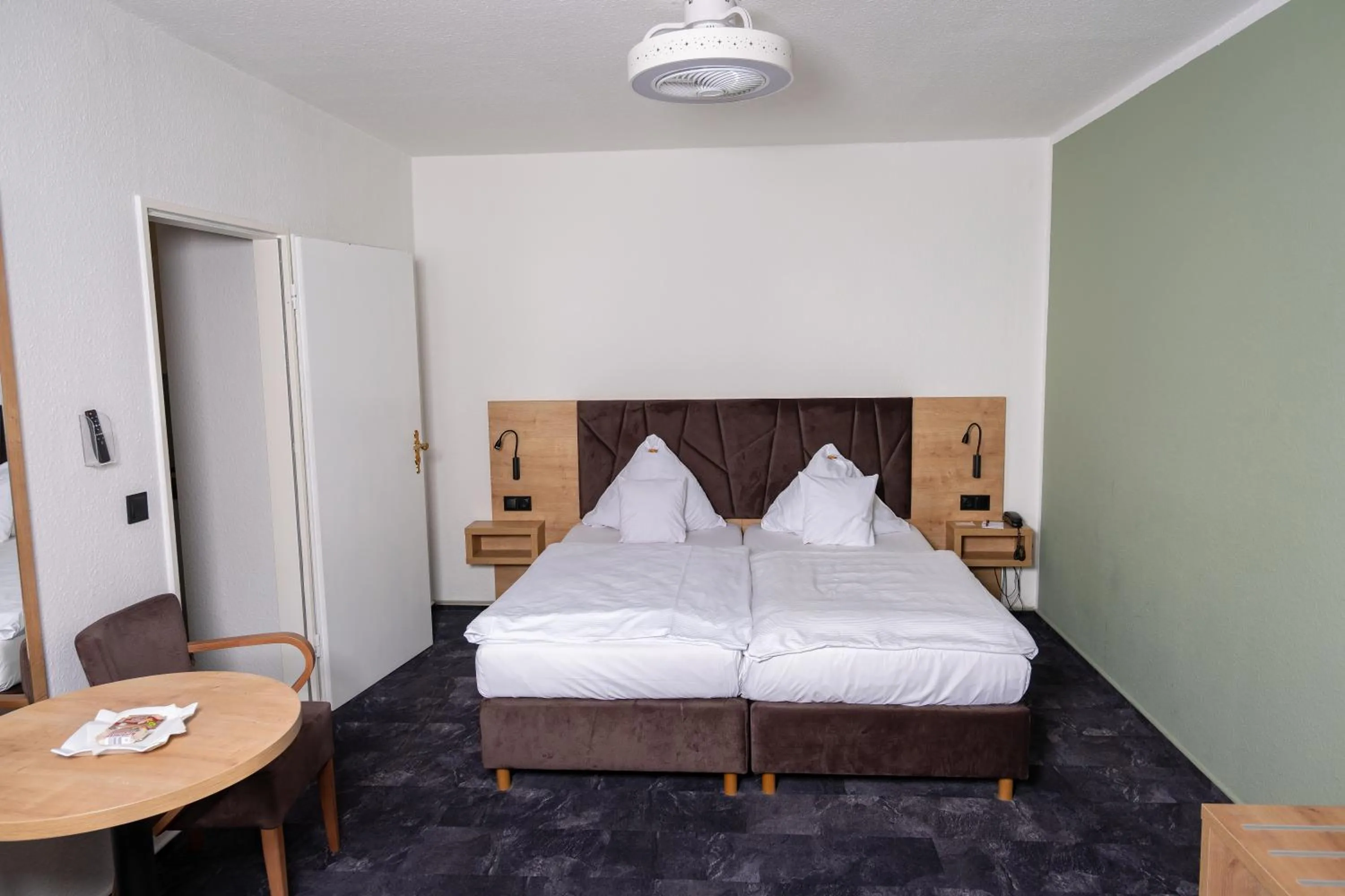 Bedroom, Bed in Hotel Alpha