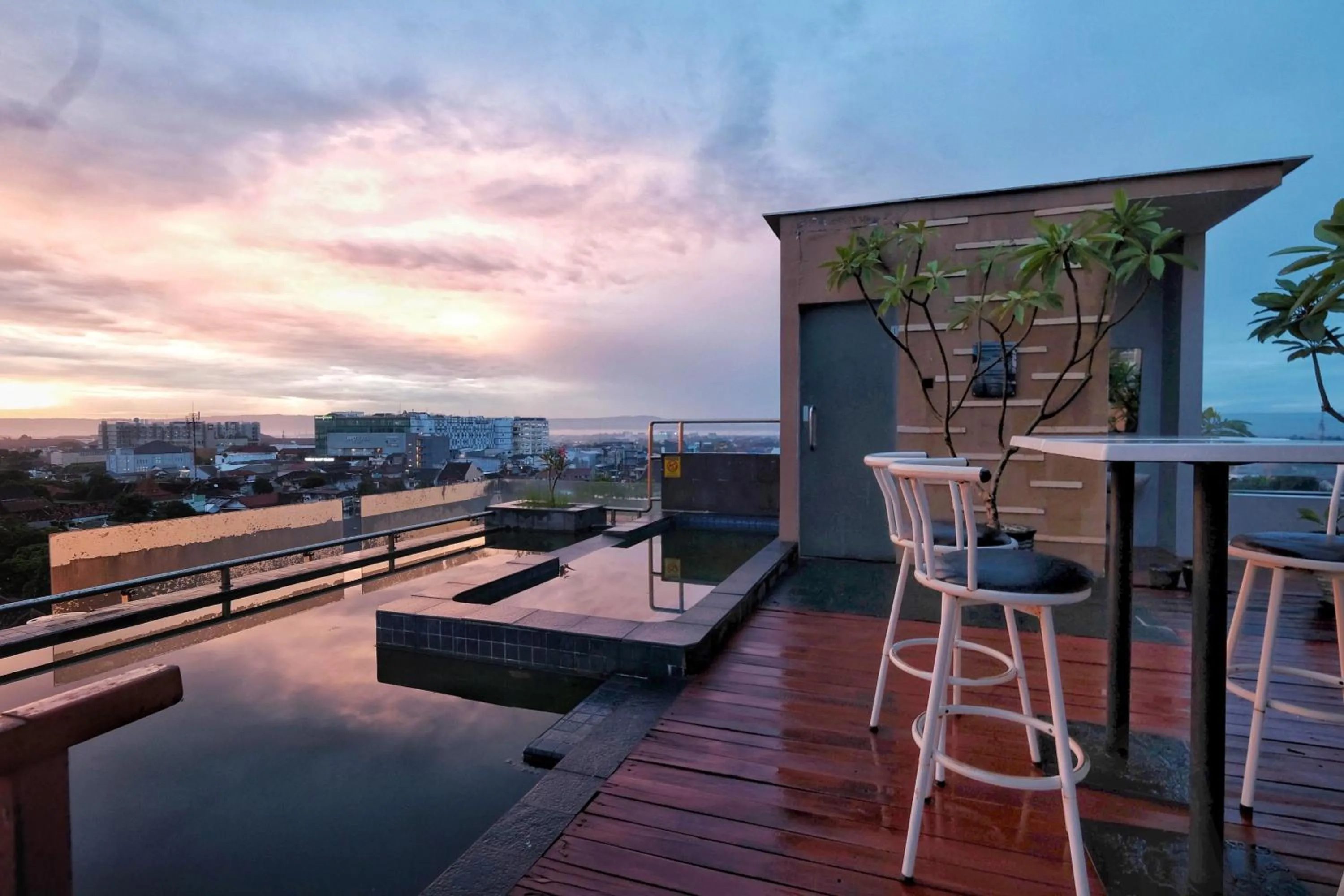 Swimming pool in All Nite & Day Hotel Yogjakarta - Gejayan