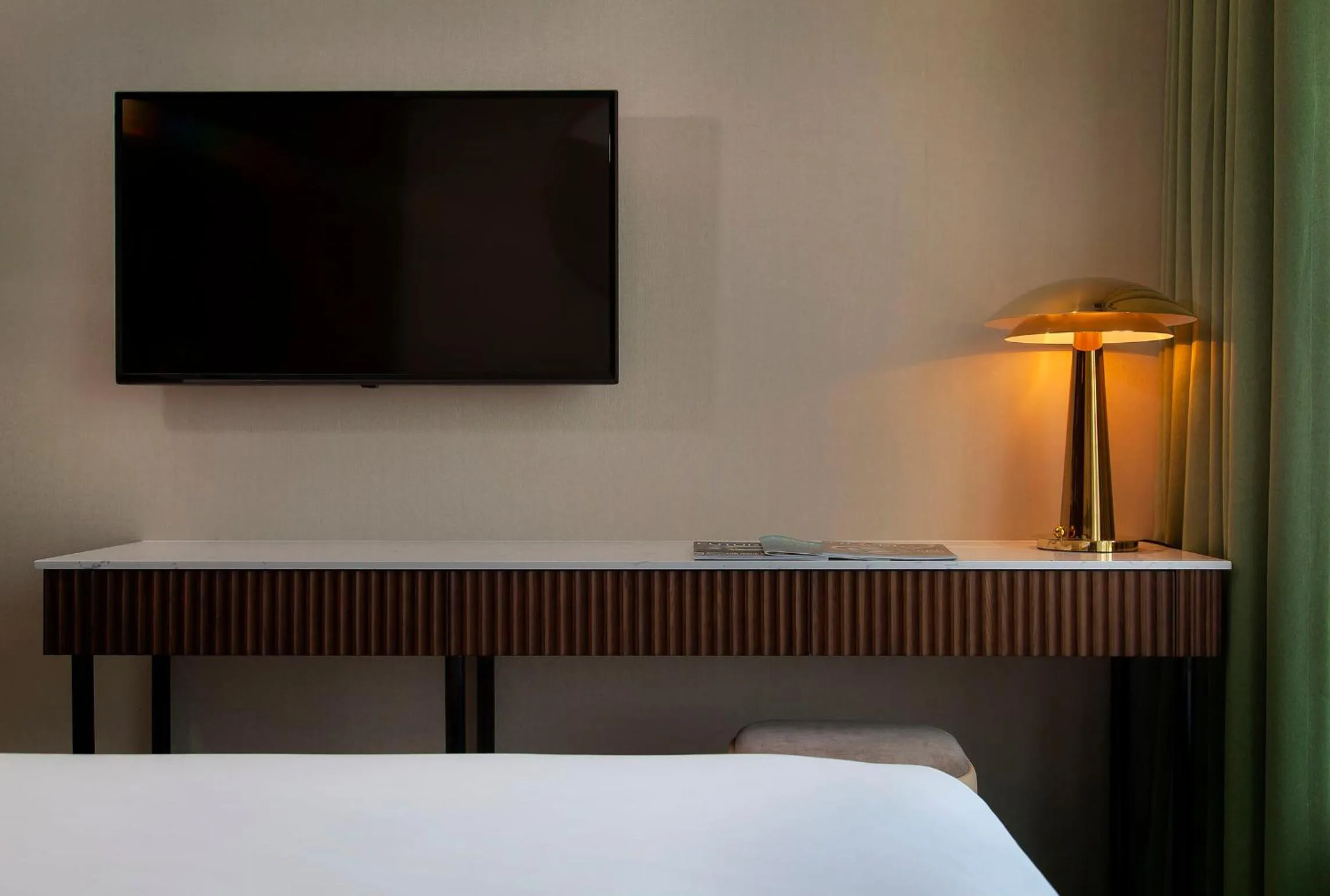 Communal lounge/ TV room, Bed in Hotel 1936