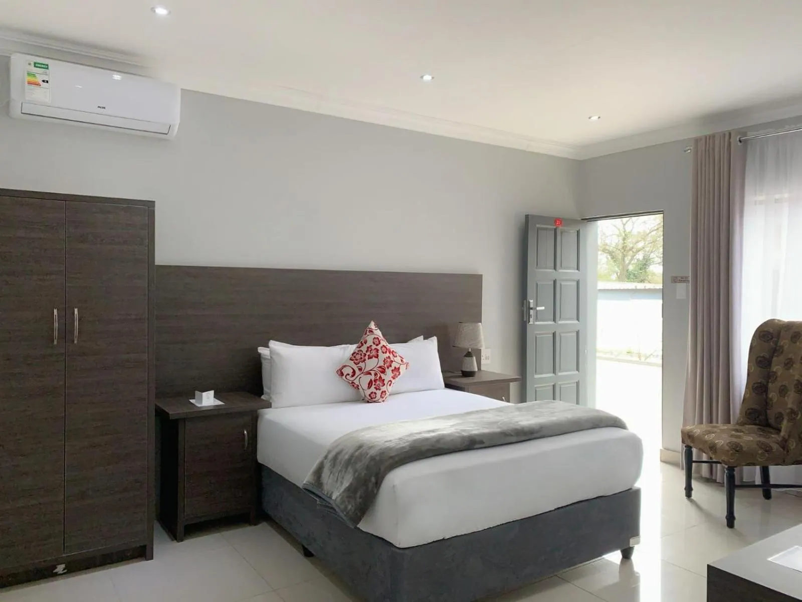 Bed in Airport lodge Newcastle