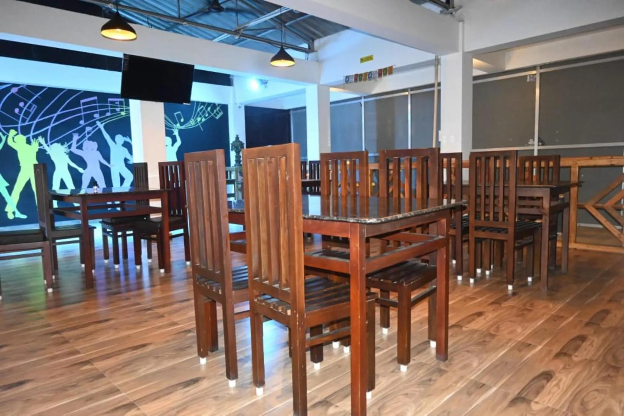 Restaurant/places to eat in Hotel Runway Inn