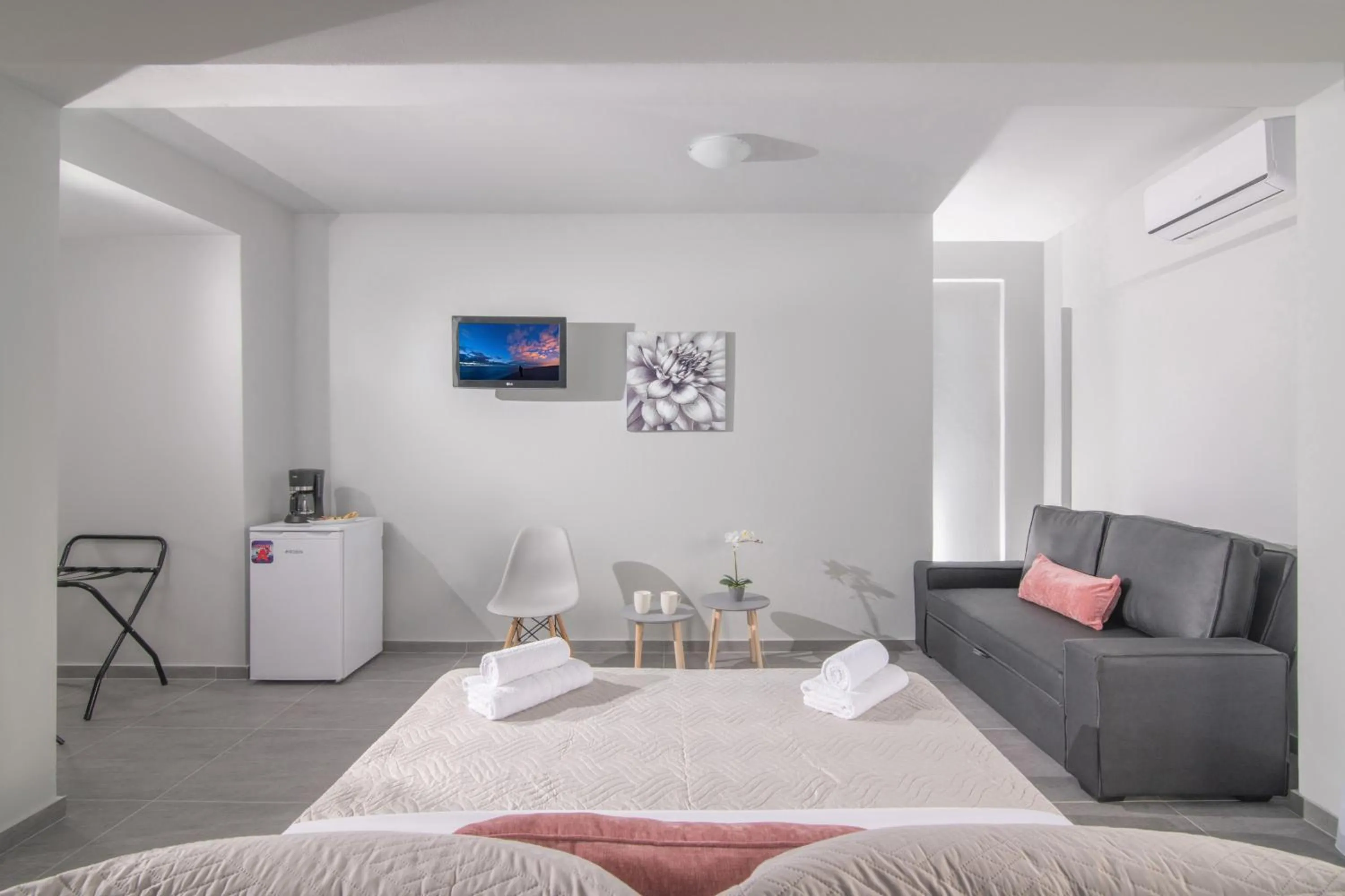 Photo of the whole room, Bed in Golden Sunlight Hotel by Estia