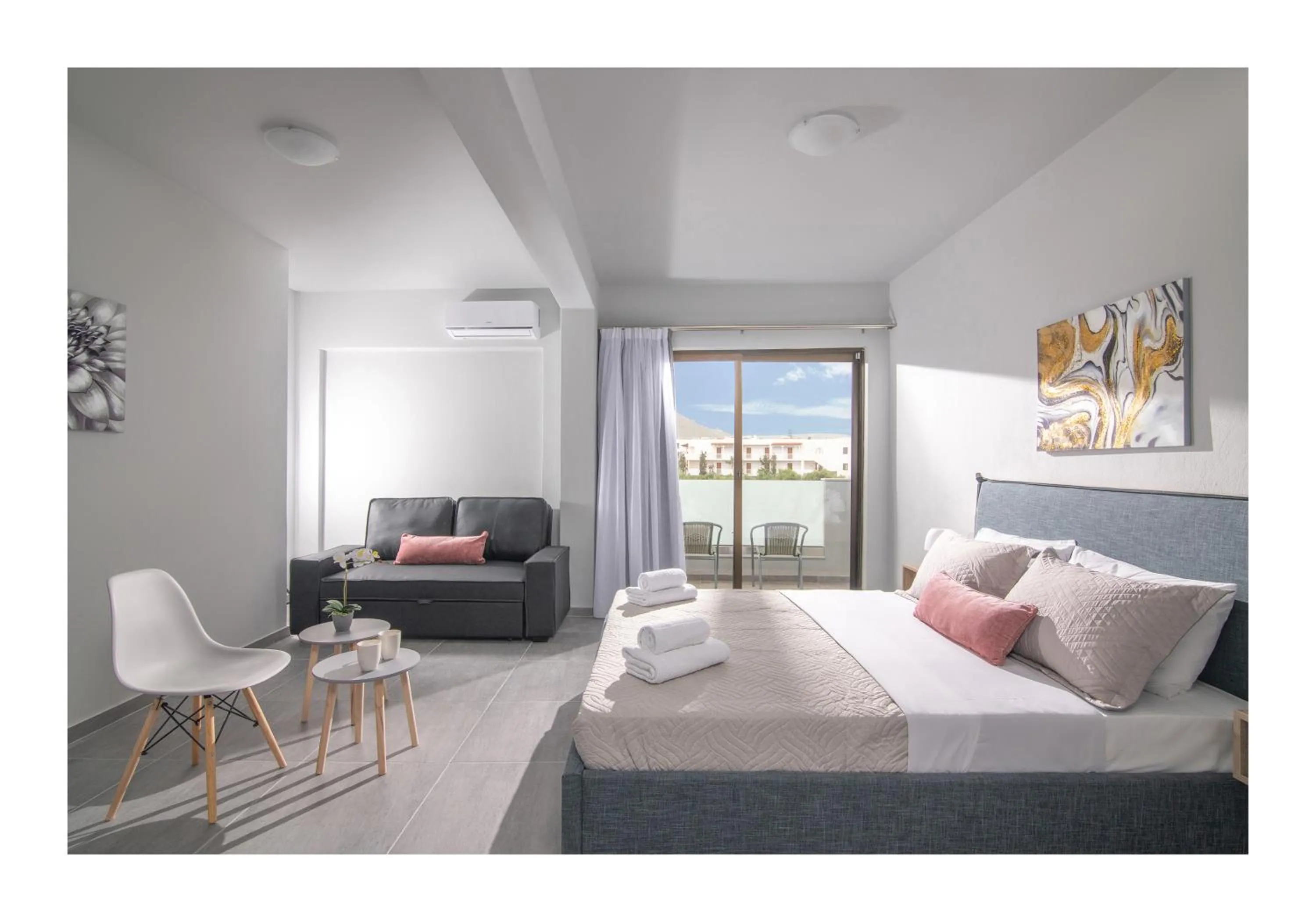 Photo of the whole room, Bed in Golden Sunlight Hotel by Estia