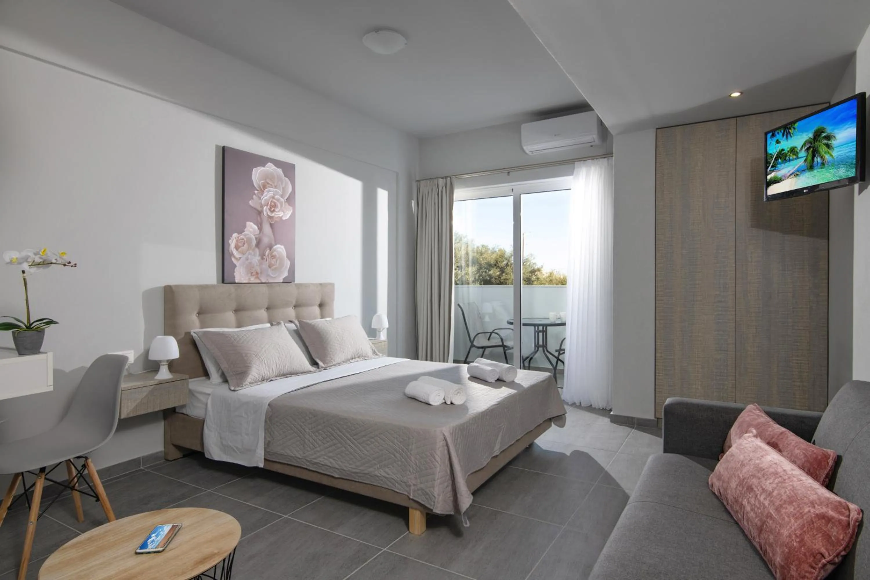 Photo of the whole room, Bed in Golden Sunlight Hotel by Estia